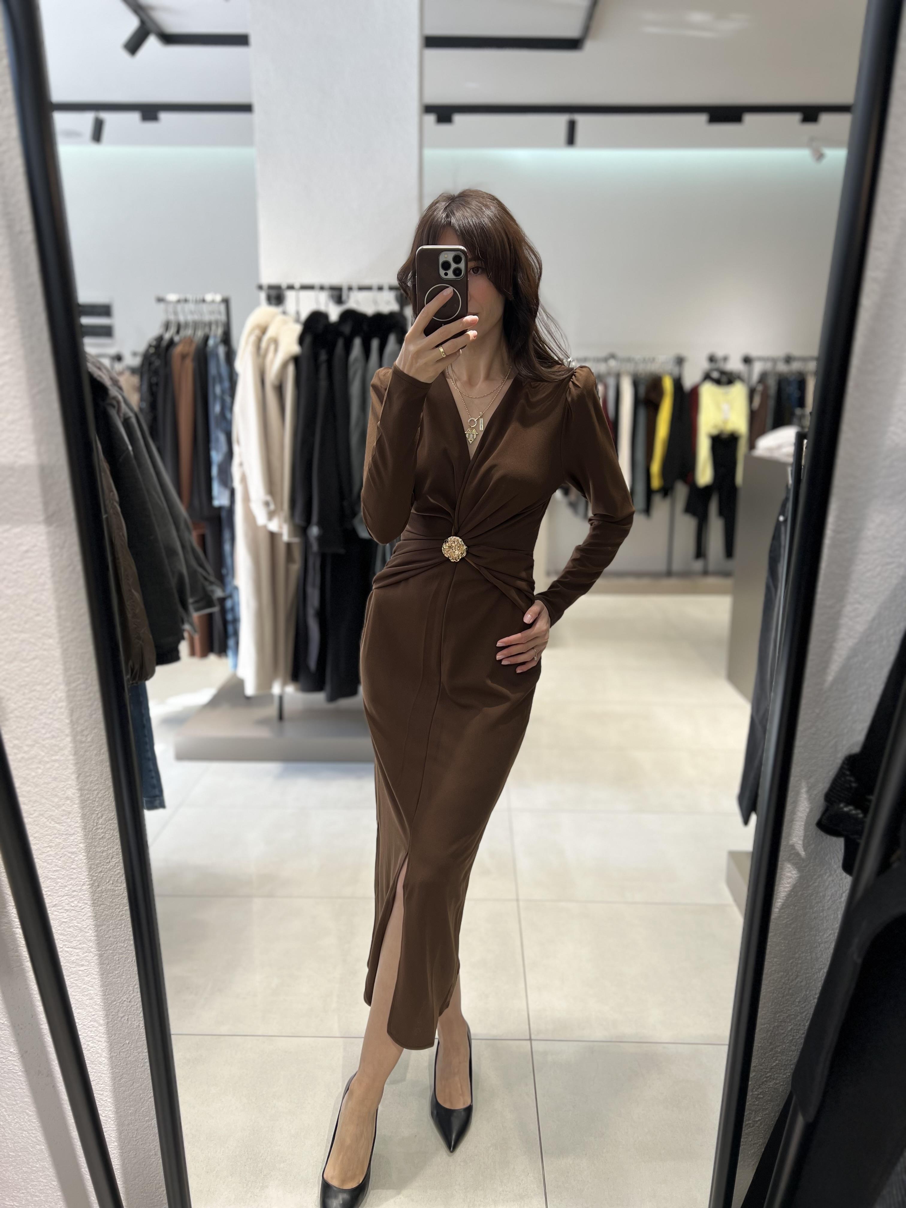 Beli Büzgülü Broş Detay Midi Boy Elbise KAHVE