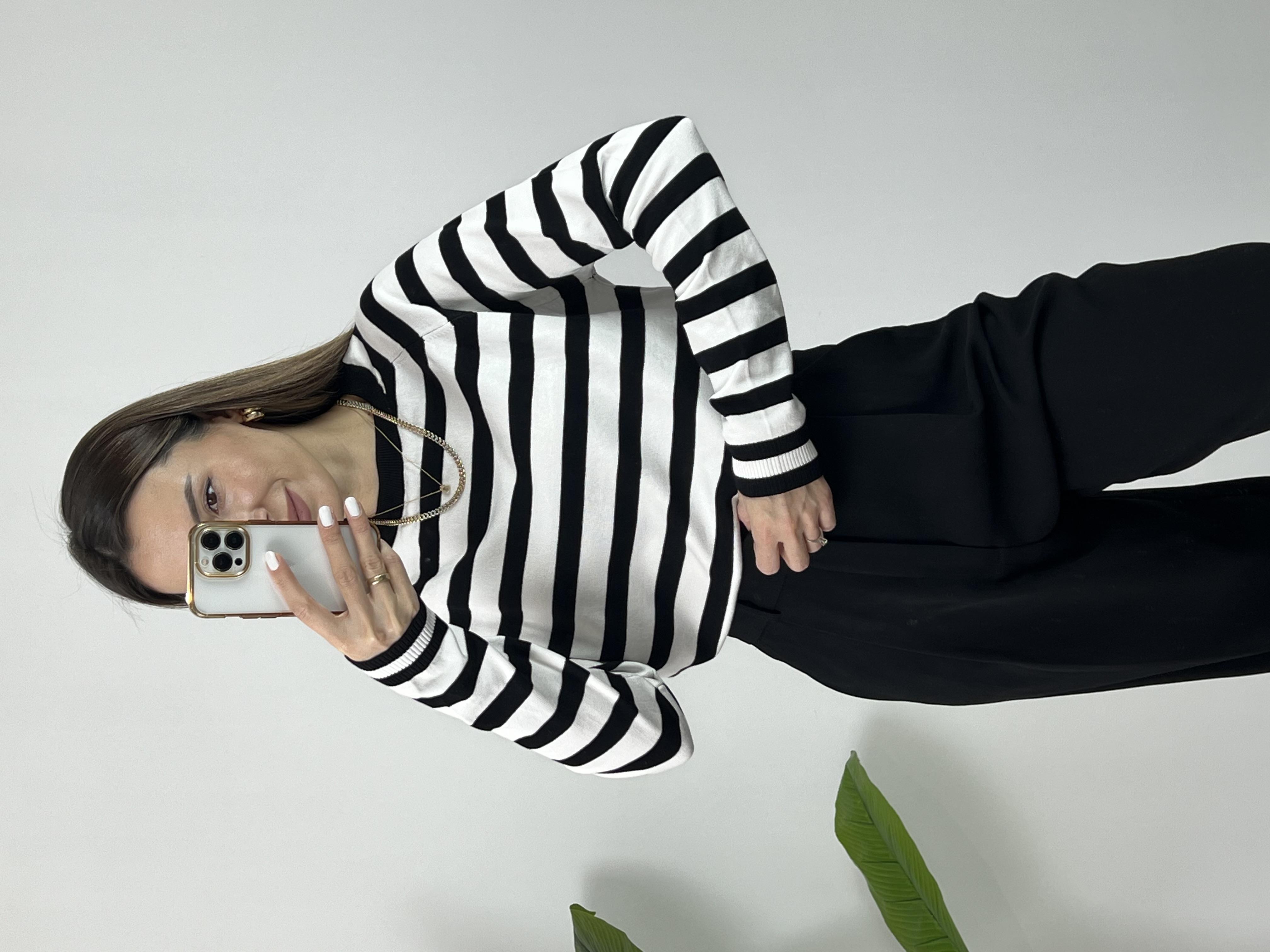 BİSİKLET YAKA SİYAH BEYAZ ÇİZGİLİ YUMOŞ TRİKO 