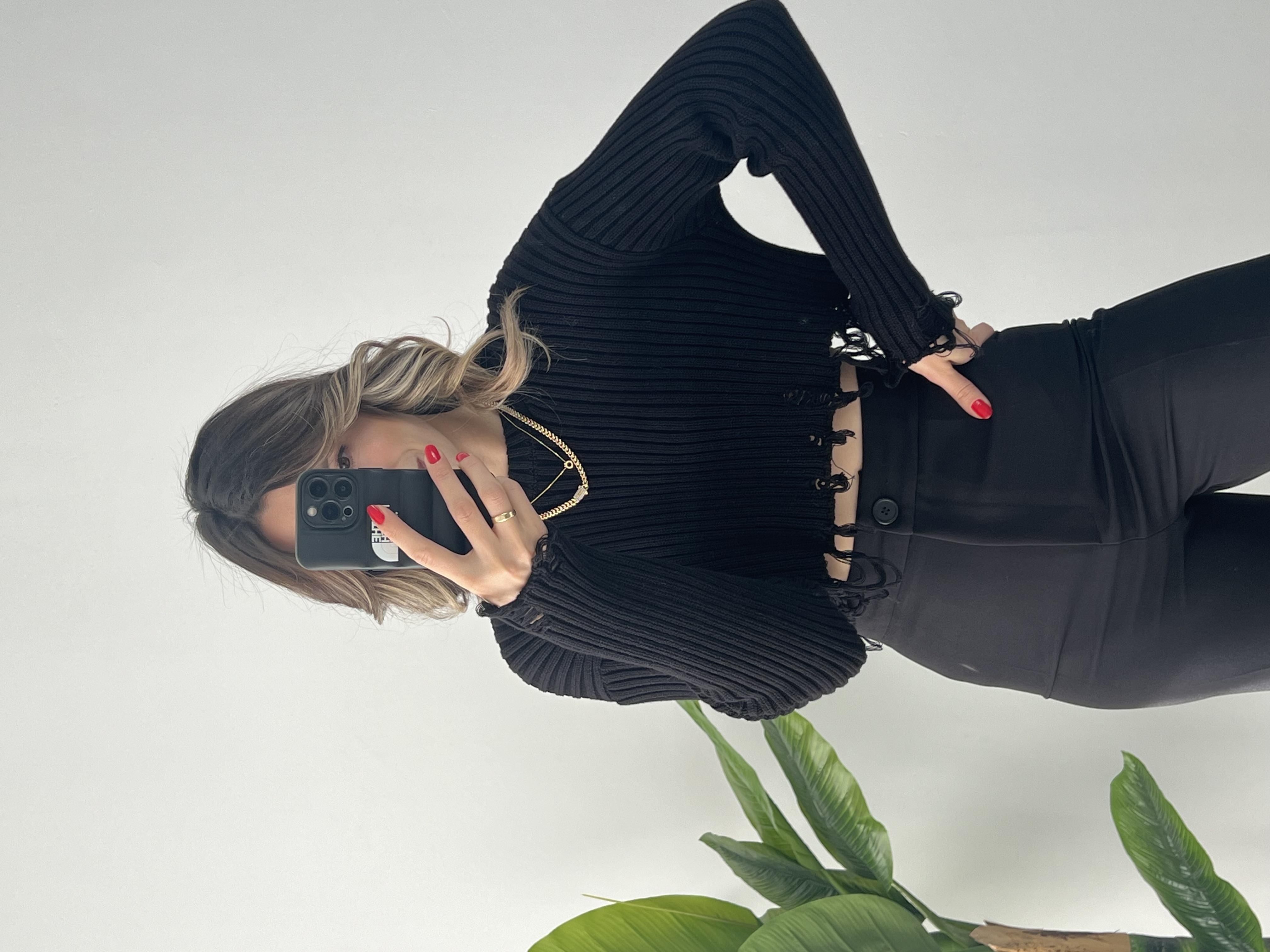 Dilvin Fitilli Yırtık Detay Siyah Crop Kazak