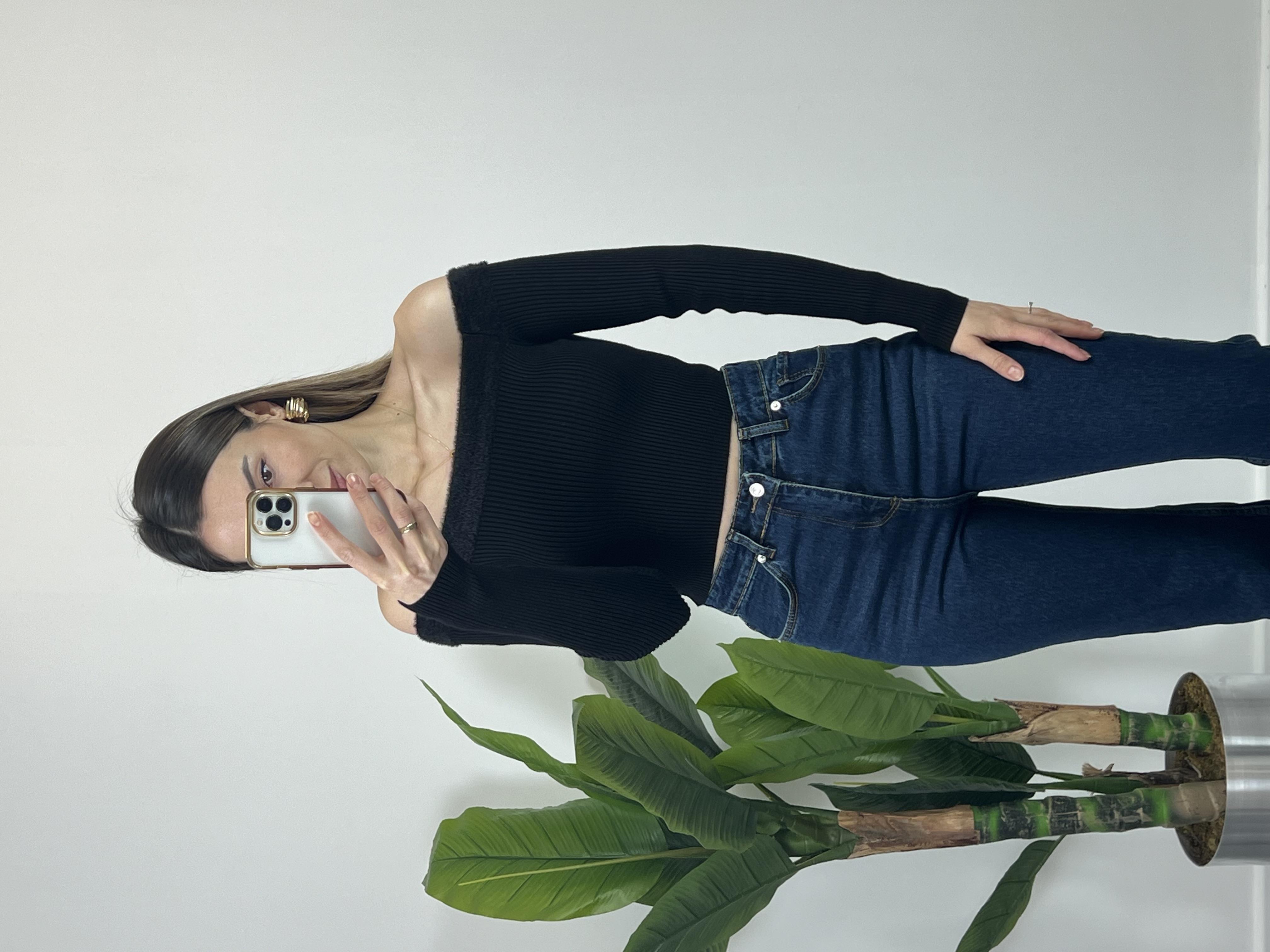 Madonna Yaka Kürklü Crop Siyah Kazak