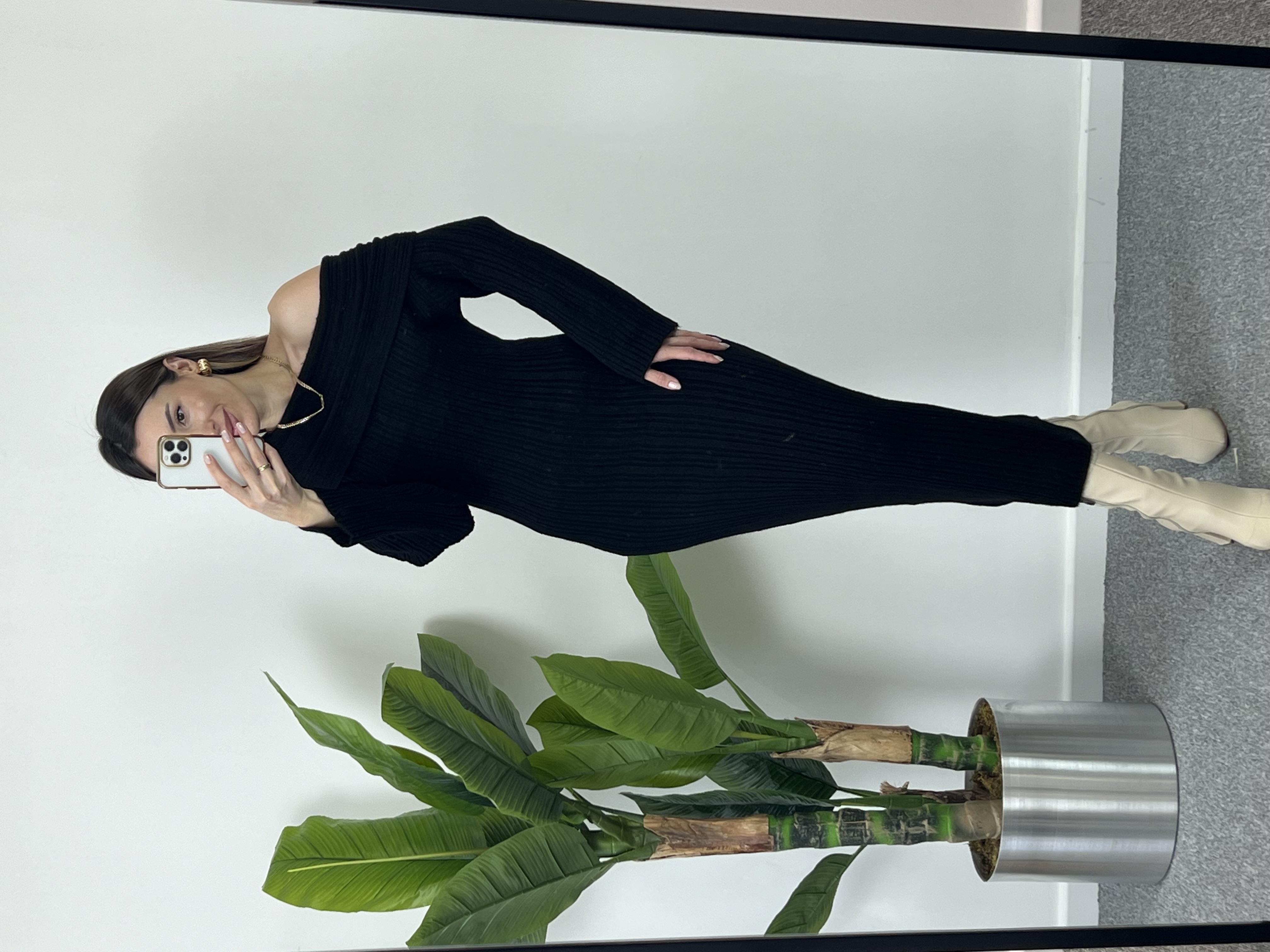 Madonna yaka siyah triko elbise