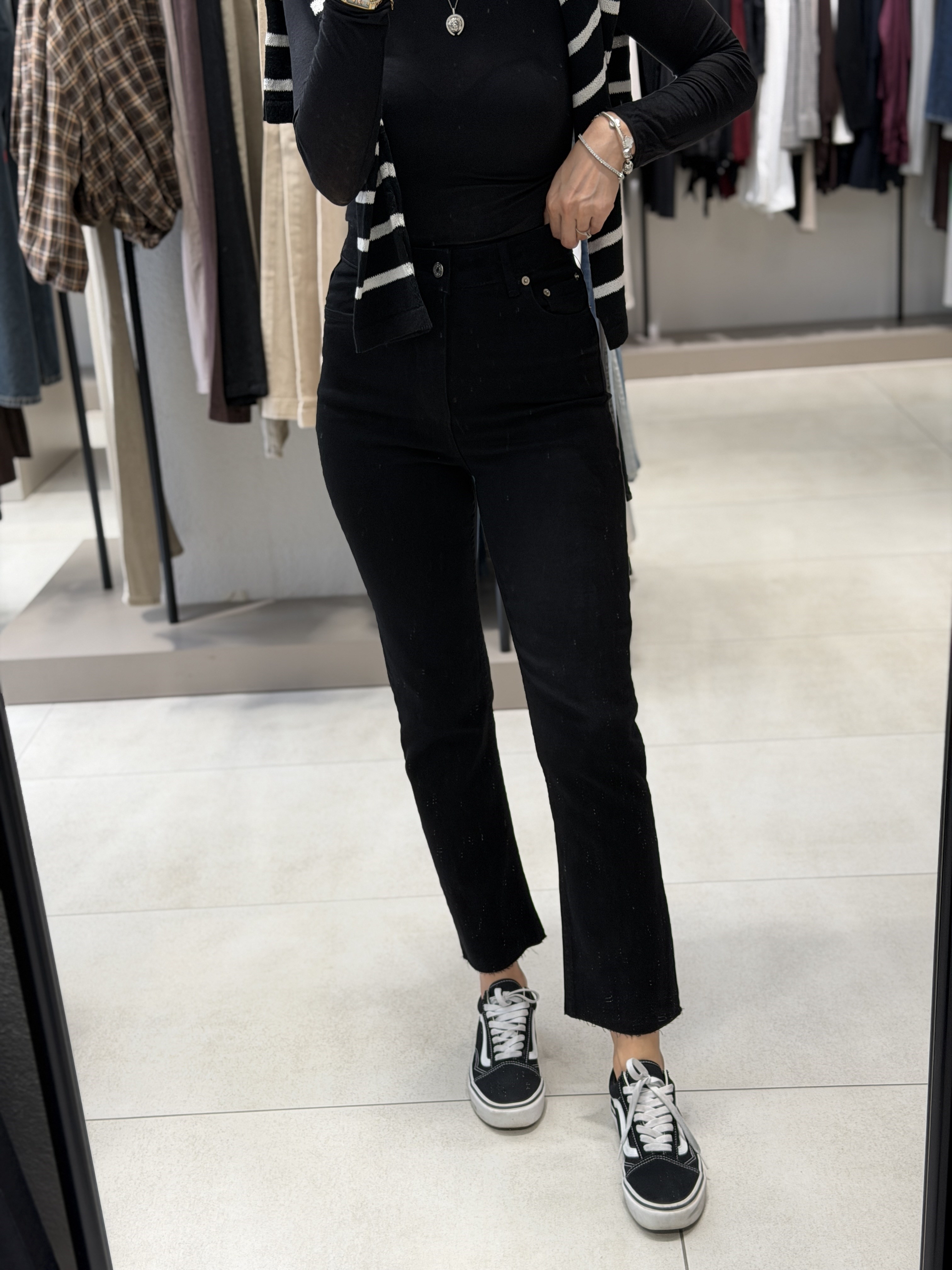 Marka Model Momfit Jean 001 SİYAH