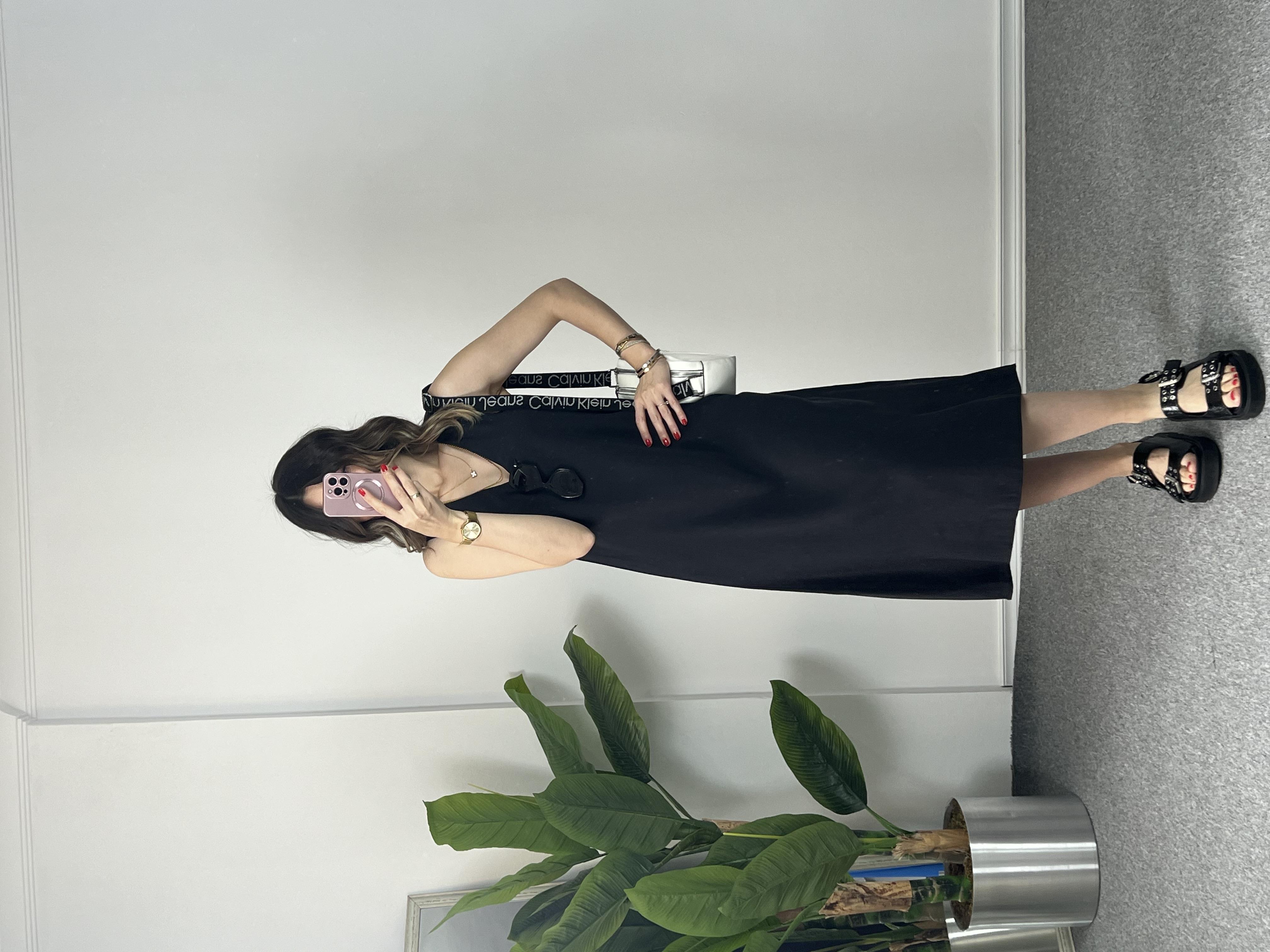 V Yaka Siyah Midi Boy Elbise