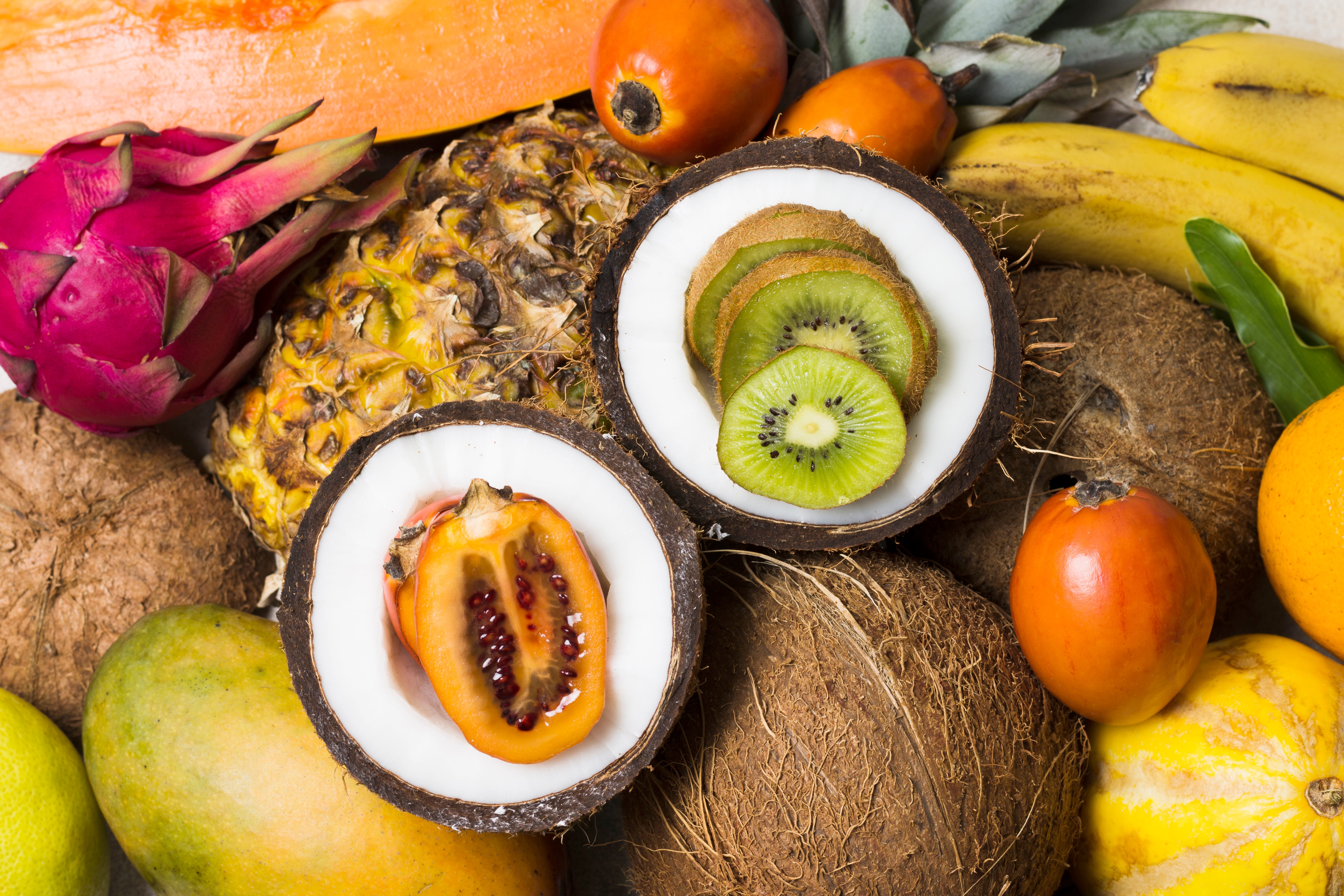Dünyanın farklı coğrafyalarından gelen pomelo, mango, liçi, ejder meyvesi ve çarkıfelek meyvesi gibi egzotik meyveler.