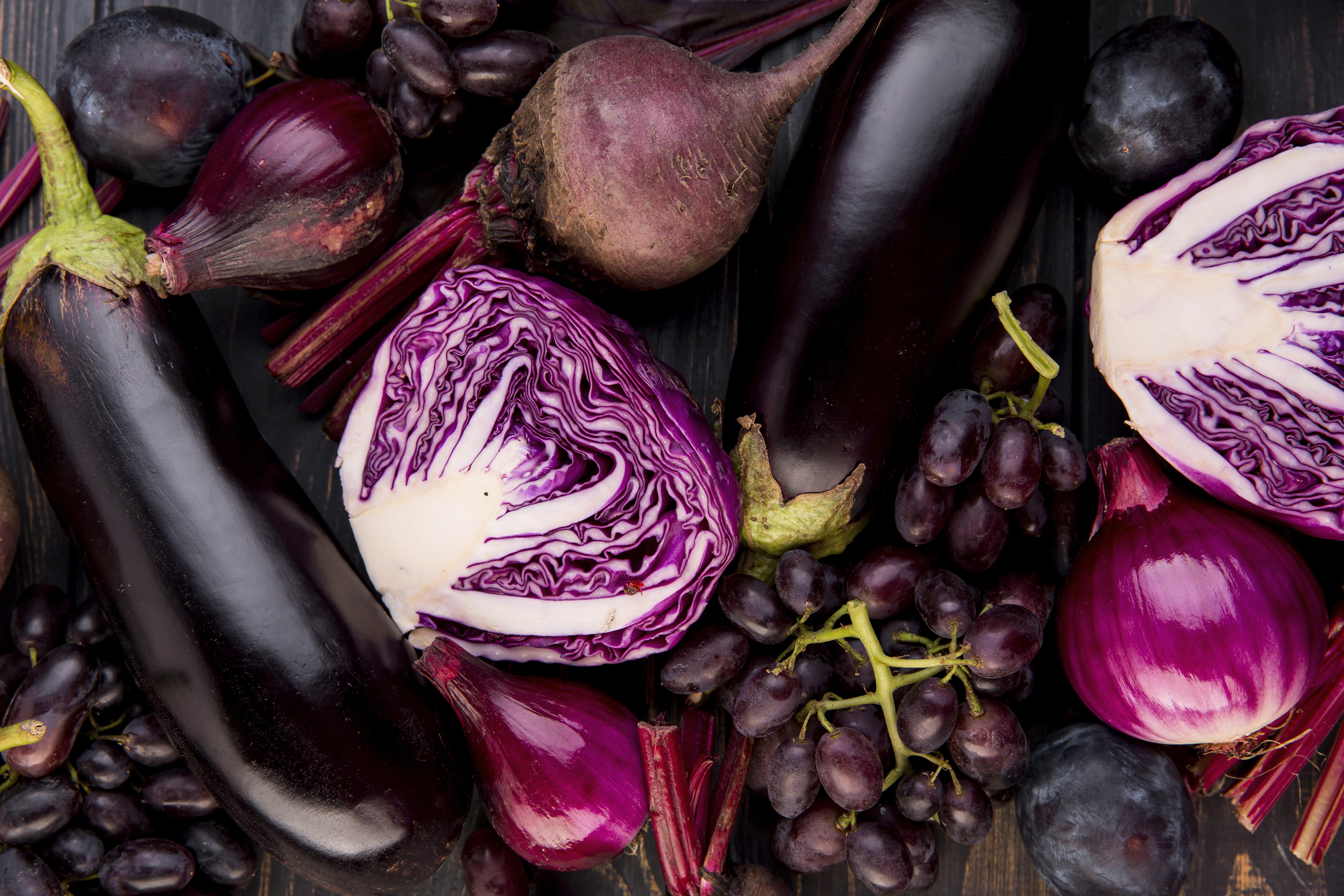 Aronya, karamürver, acai, pancar ve mor sebzelerle hazırlanmış renkli ve dengeli tabak