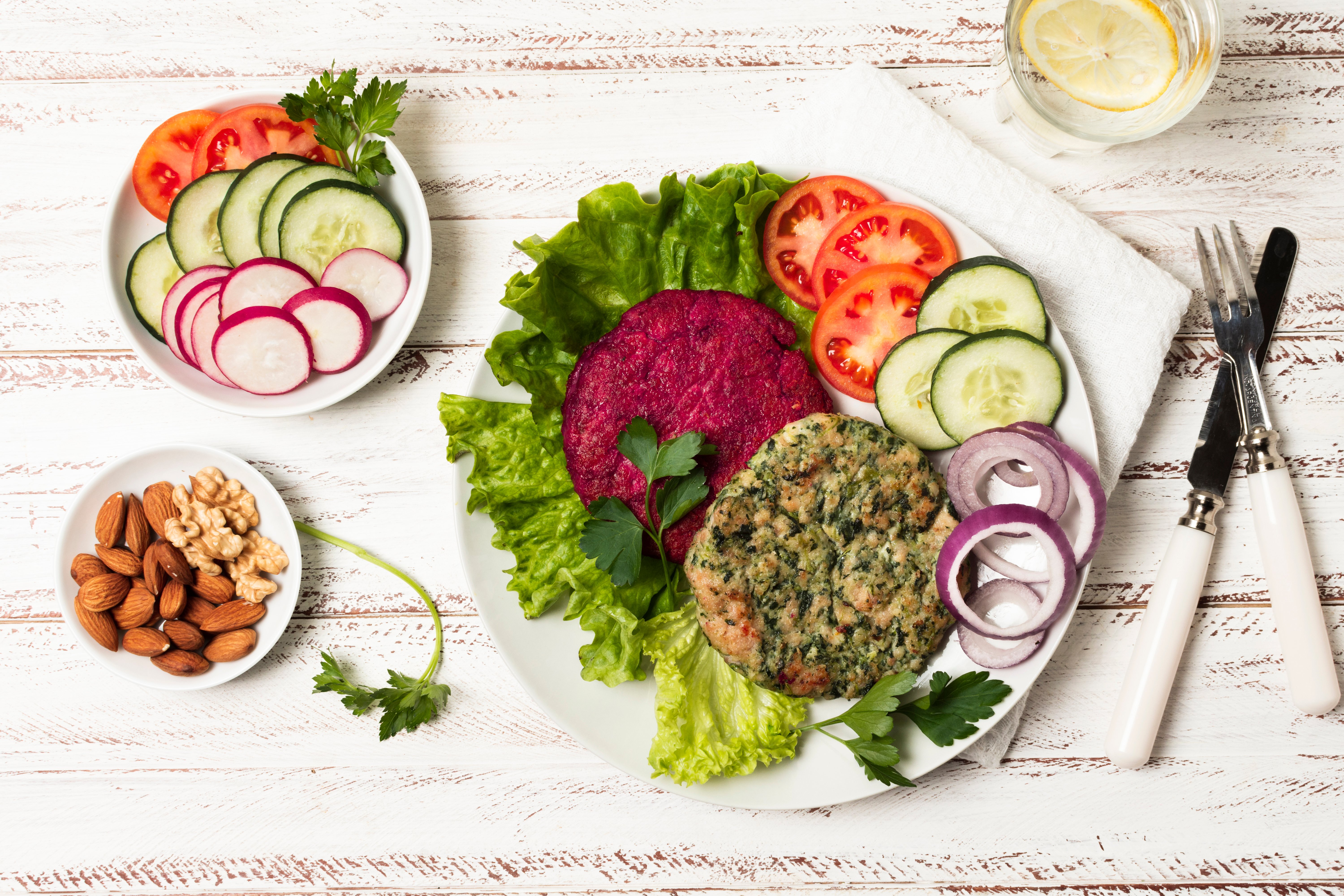 Paleo diyeti için doğal gıdalar ve taze sebze-meyvelerden oluşan bir masa