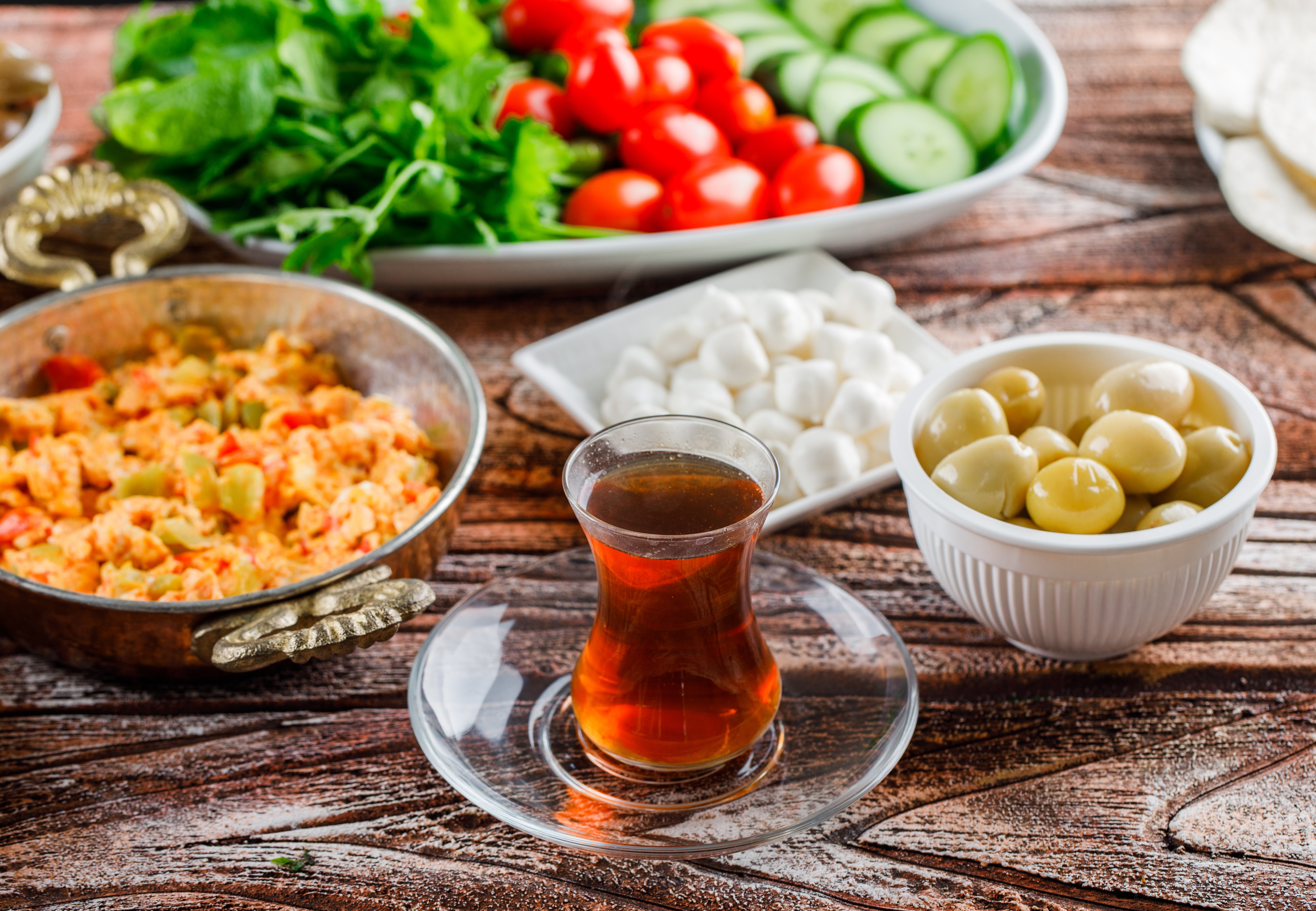 sahurda tok tutan 3 doyurucu menü: patatesli omlet, yoğurtlu chialı yulaf kasesi ve tam buğday krep