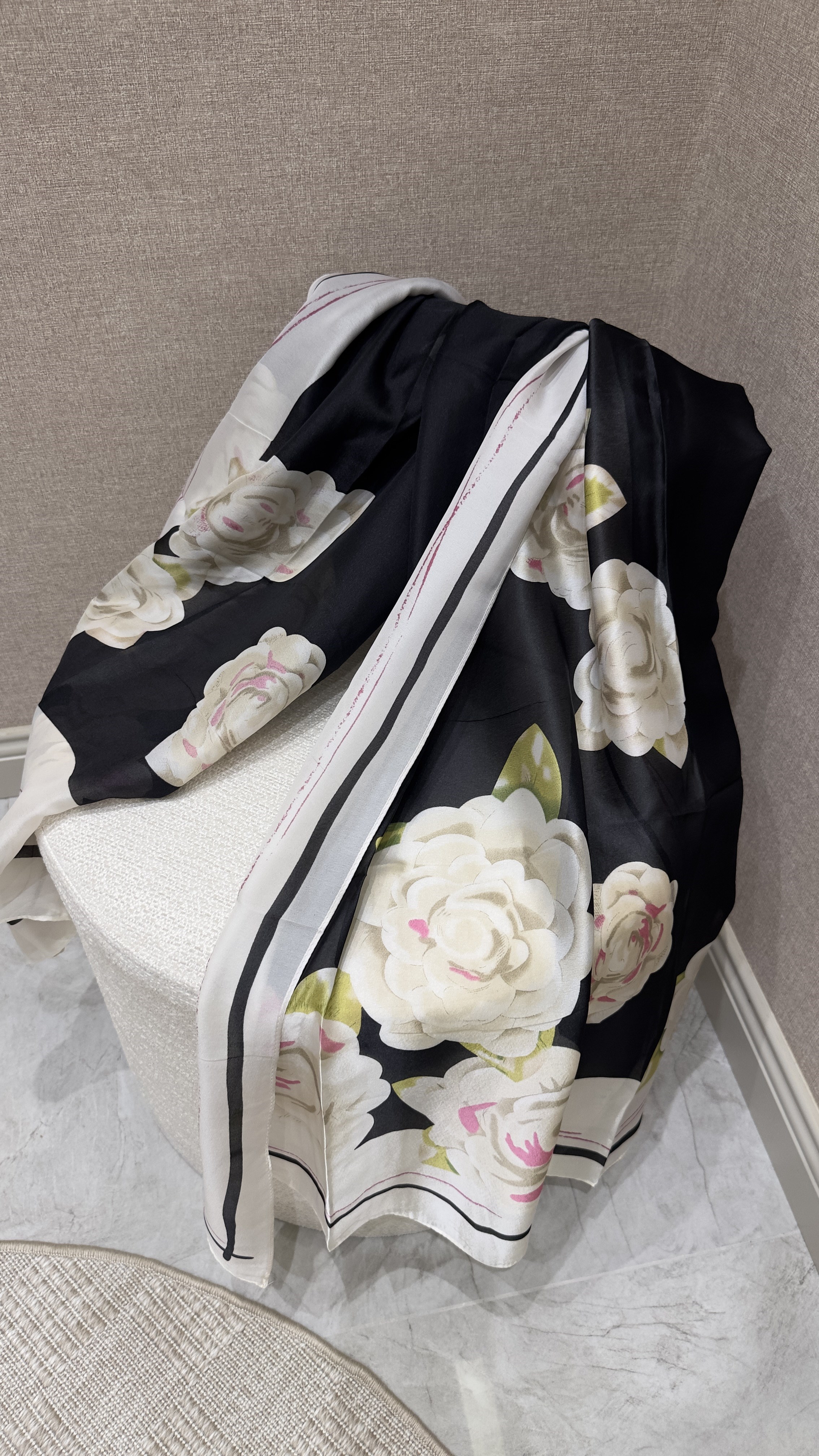 QU Gül Vual İpek Şal Siyah