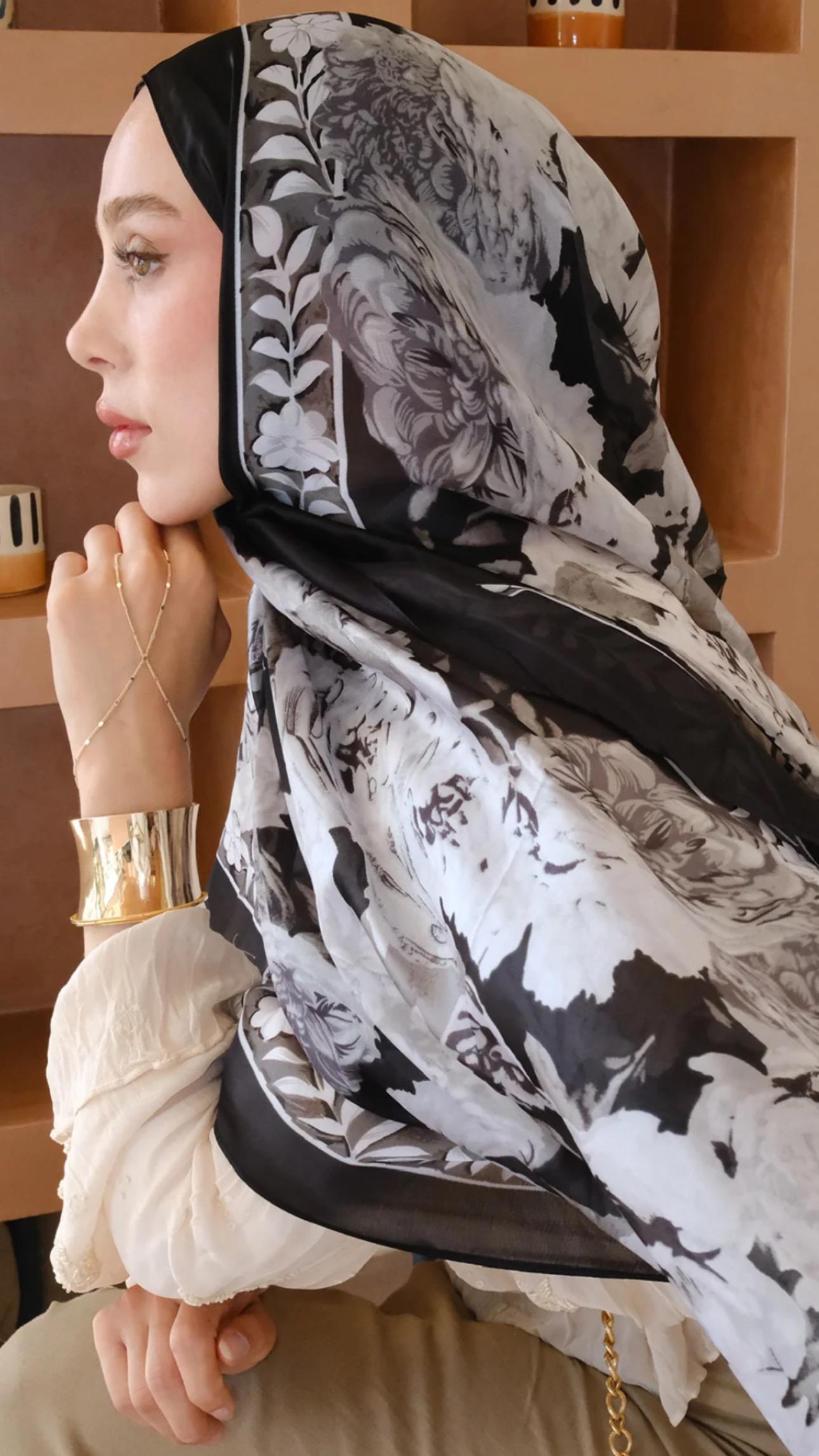 Soft Gül Desen İpek Vual Siyah Şal