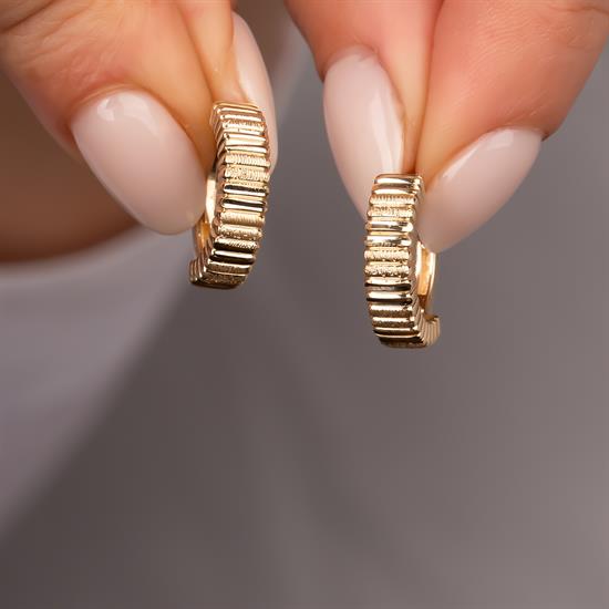 Çizgi Desenli 14 Ayar Altın Küpe