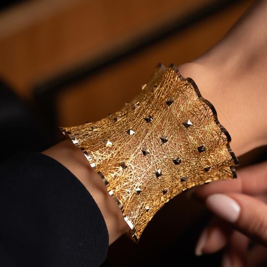 Desenli Tül Model 14 Ayar Altın Kelepçe