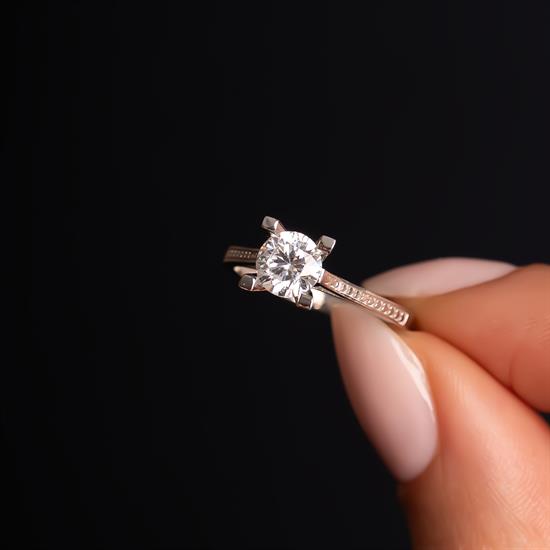 Kenarı Kalpli Altın Tektaş Yüzük