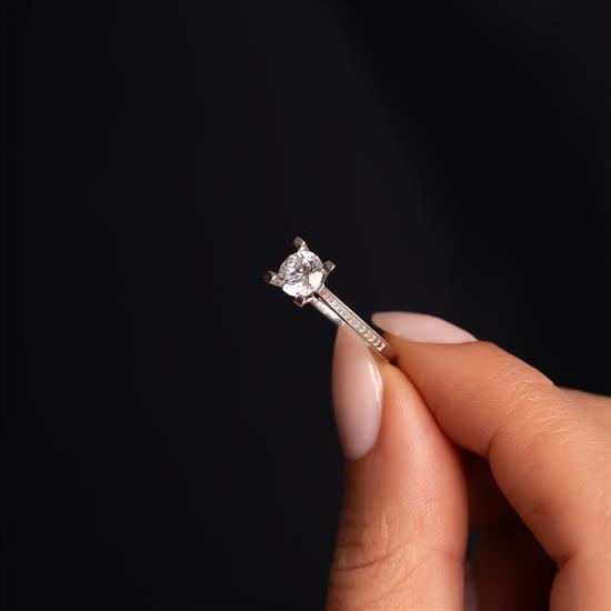 Kenarı Kalpli Altın Tektaş Yüzük