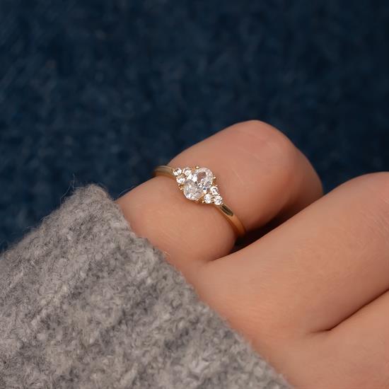 Kenarları Taşlı Oval 14 Ayar Altın Yüzük