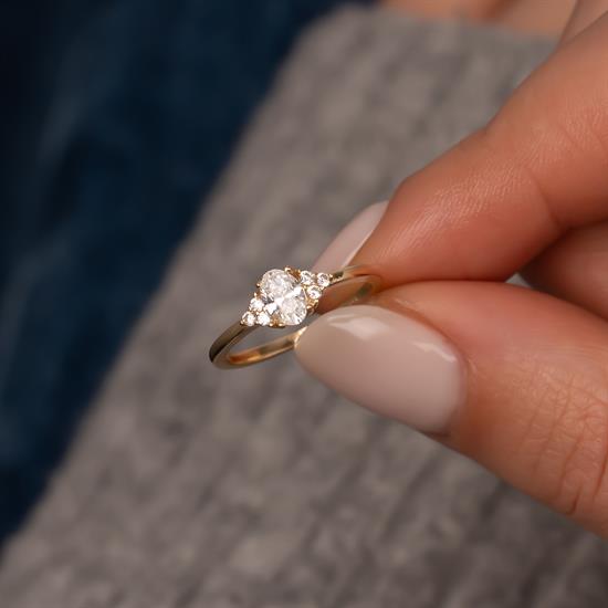 Kenarları Taşlı Oval 14 Ayar Altın Yüzük