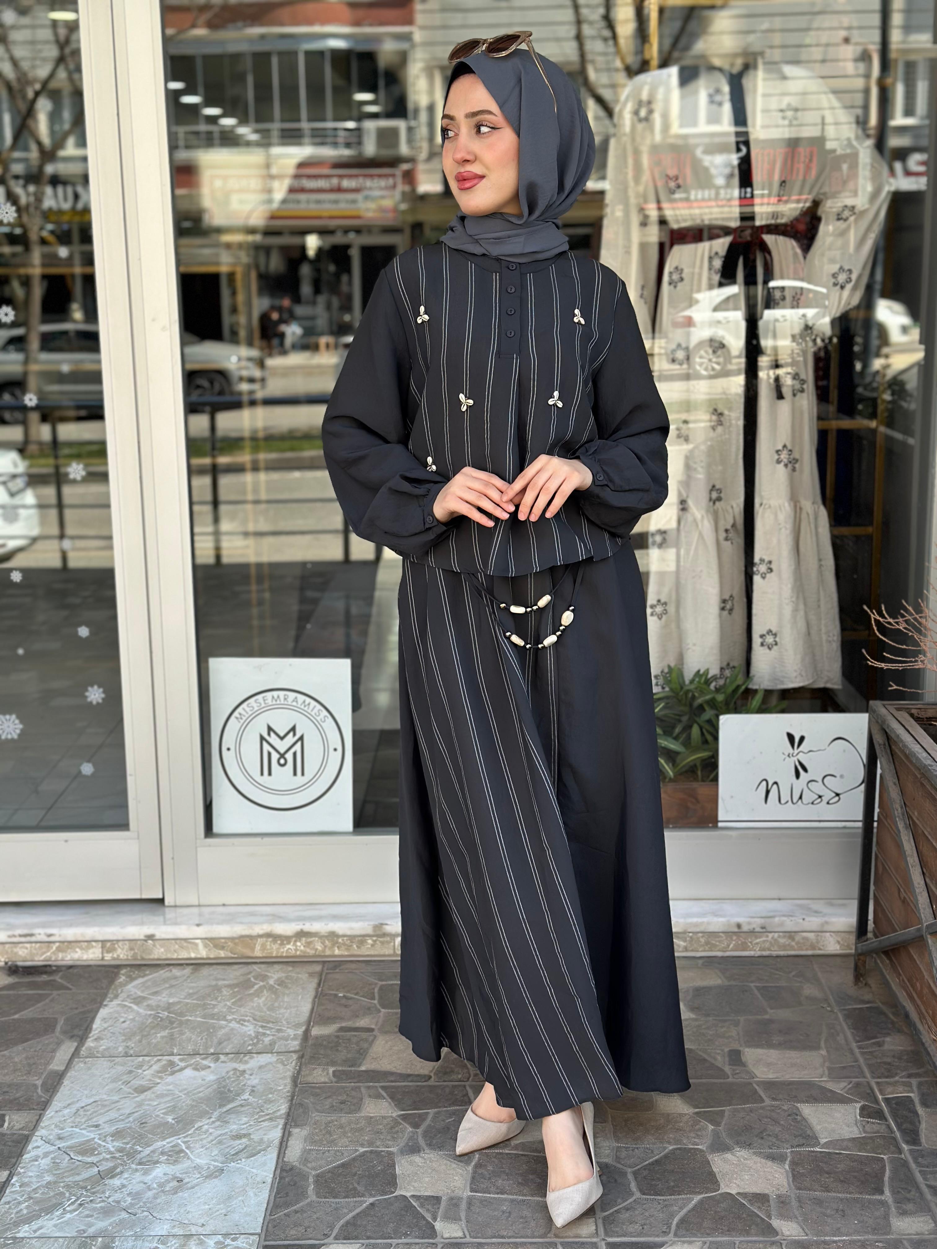 CEREMONY İSTİRİDYE DETAYLI ÖNÜ YARIM PATLI MİRANDA ETEKLİ TAKIM SİYAH