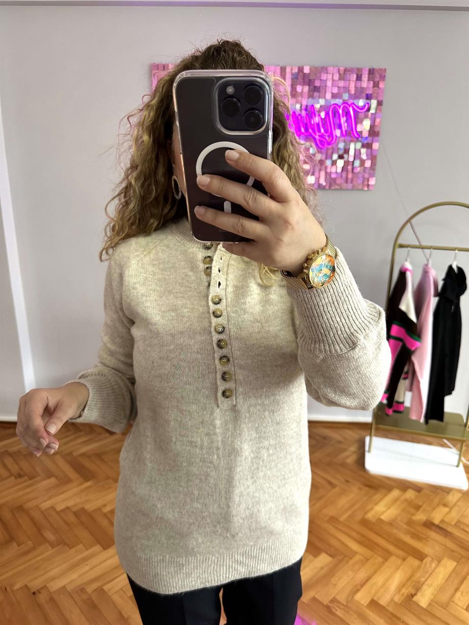 KREM YUMOŞ DÜĞME DETAYLI KAZAK