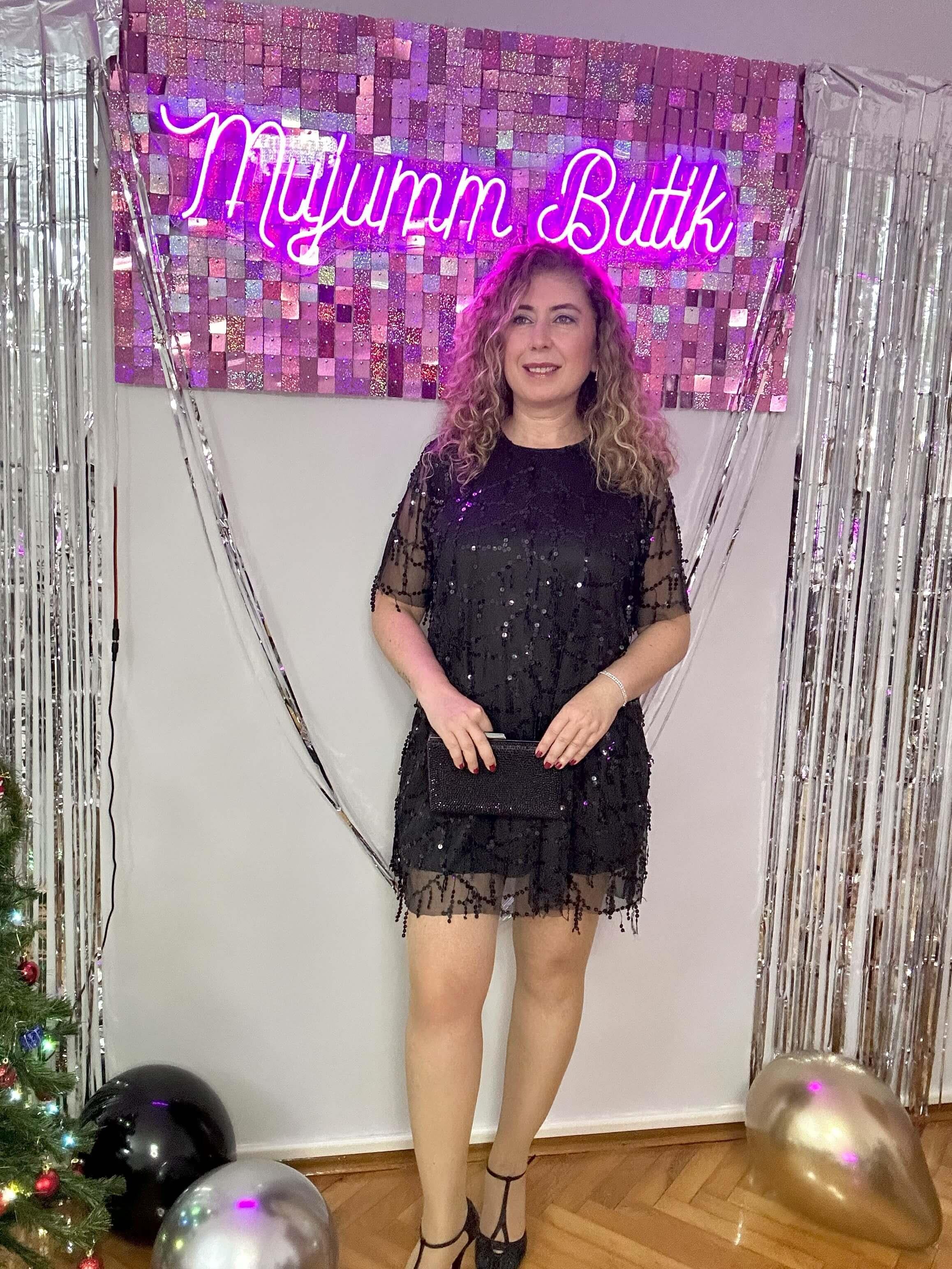 SİYAH PÜSKÜL PULLU ELBİSE