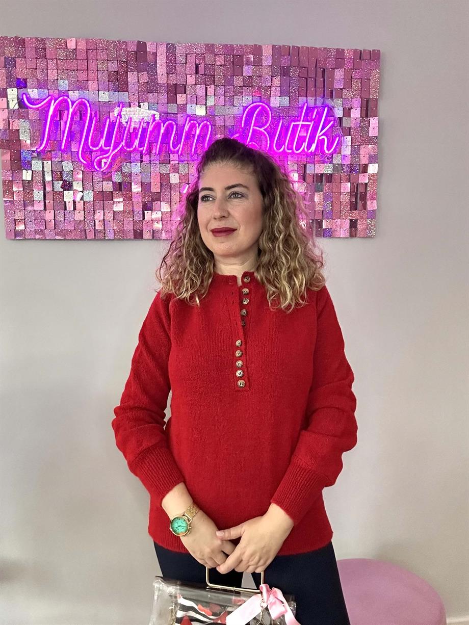 KIRMIZI YUMOŞ DÜĞME DETAYLI KAZAK