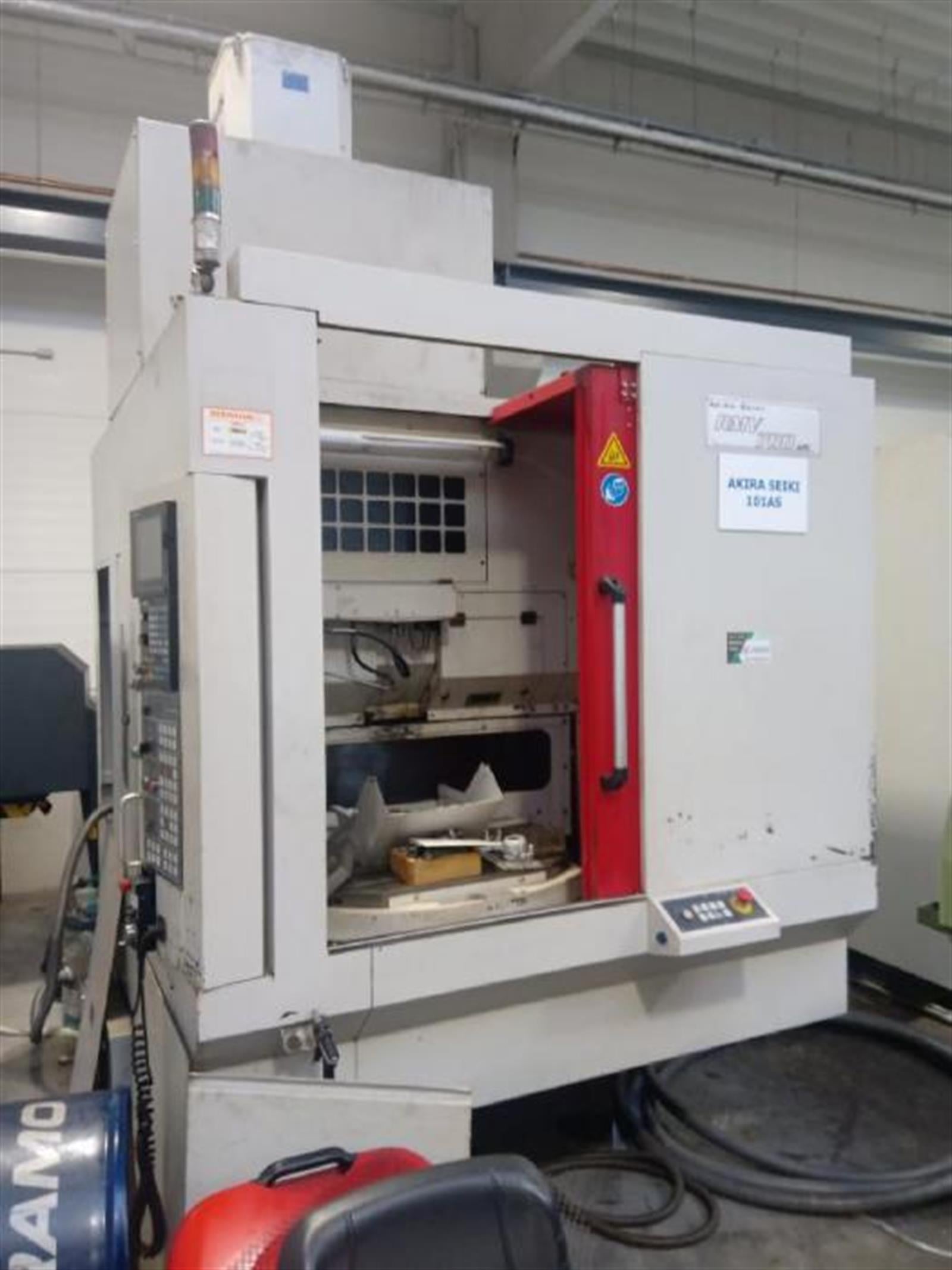 AKIRA SEIKI RMV 700 APC Machining center - vertical