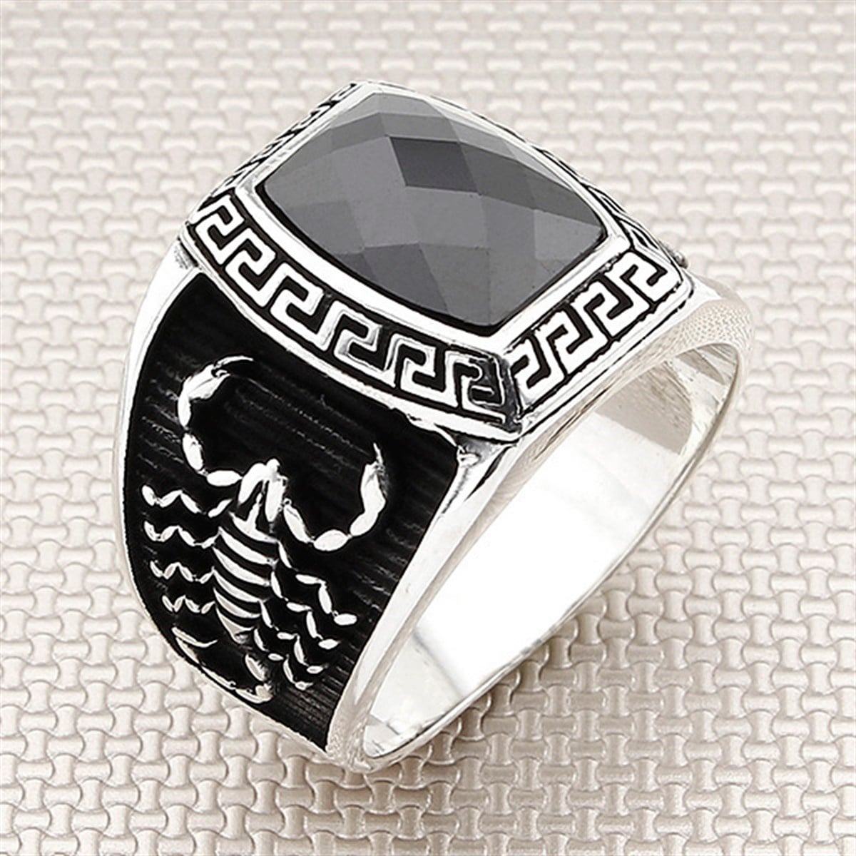Akrep Figürlü Grek Desenli Taşlı Toptan Gümüş Erkek Yüzük