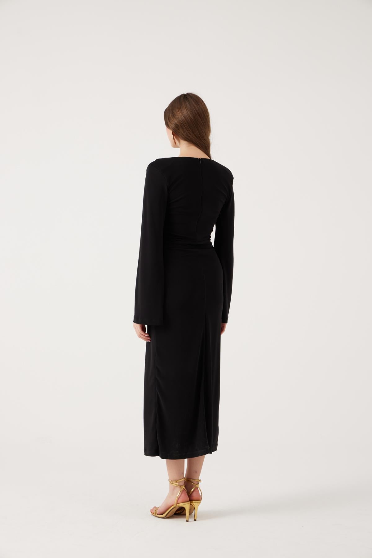 V Yaka Aksesuarlı Uzun Sunlit Elbise Siyah