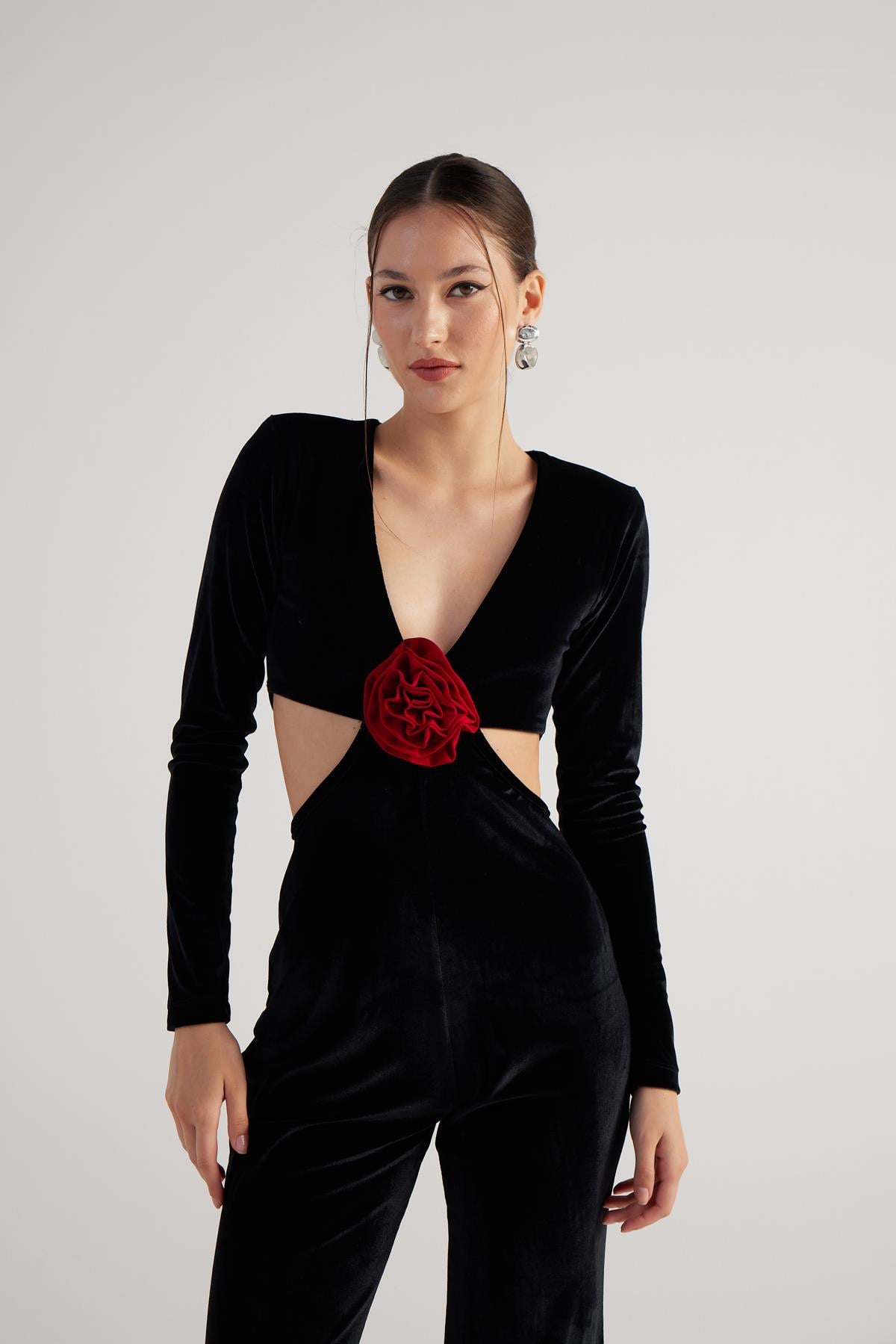 Çiçek Detaylı İspanyol Paça V Yaka Dekolteli Uzun Kollu Samara Tulum Siyah