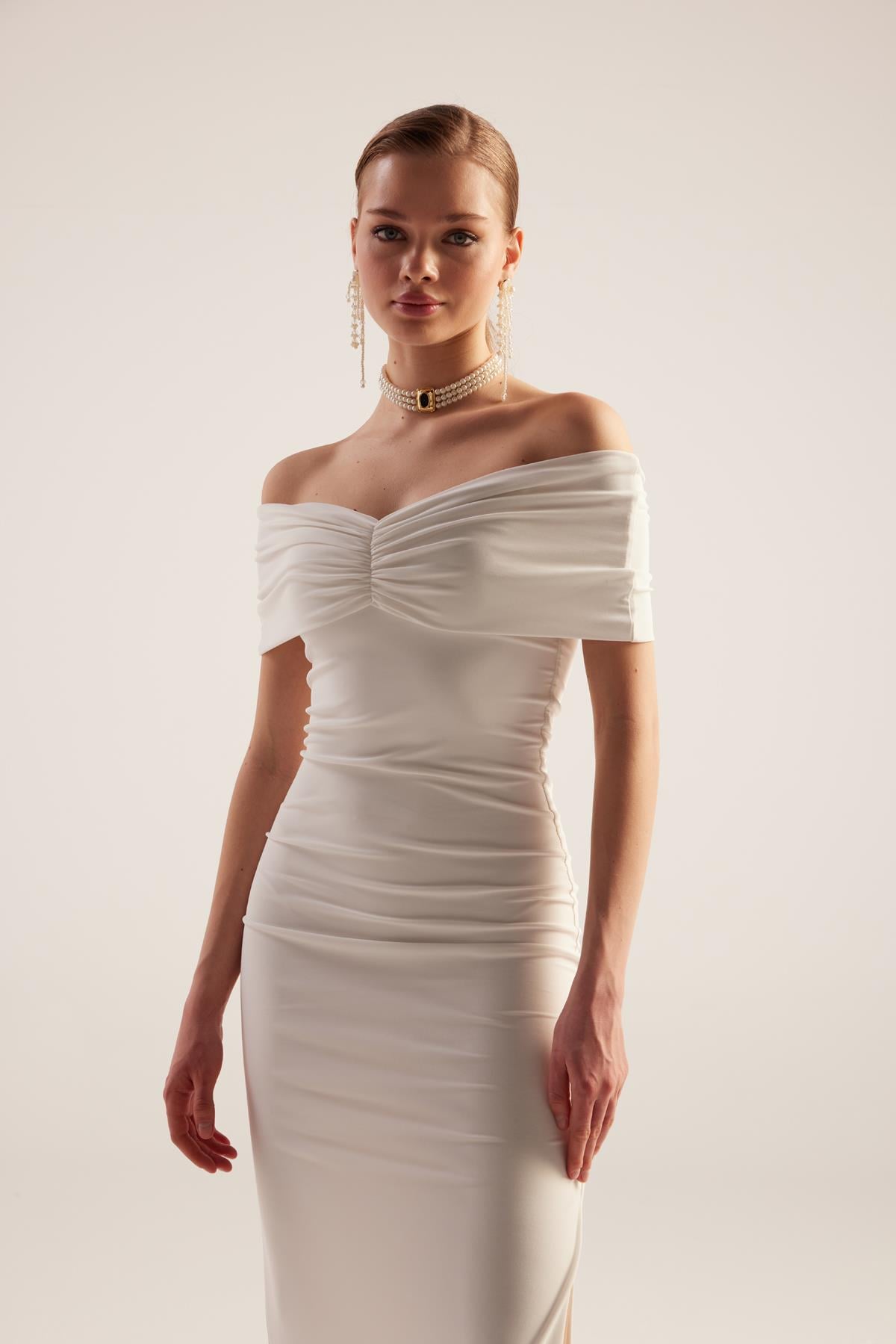 Madonna Yaka Yırtmaçlı Uzun Leila Elbise Beyaz