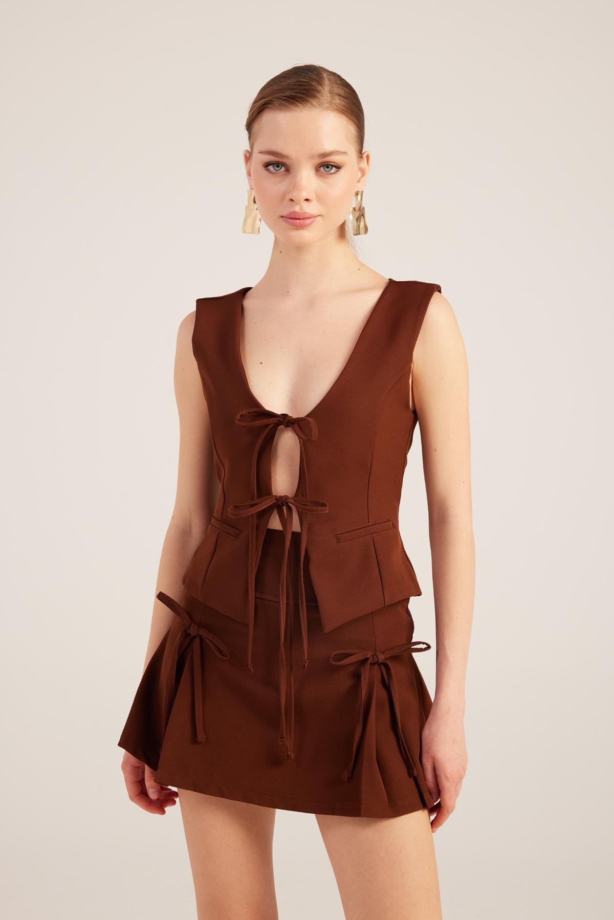 Kurdeleli Yüksek Bel Pilili Mini Elena Şort Etek Kahve