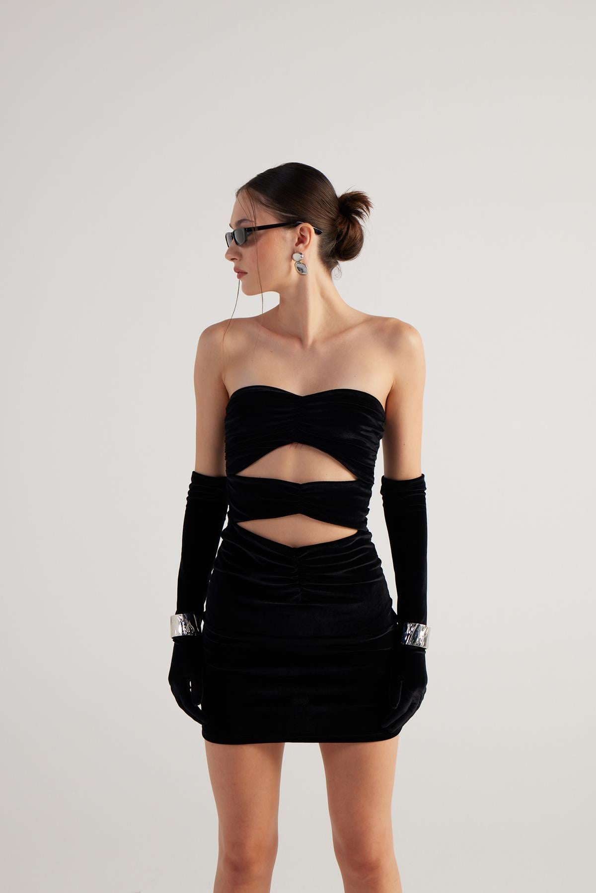 Gül Detaylı Eldivenli Straplez Mini Kadife Samara Elbise Siyah