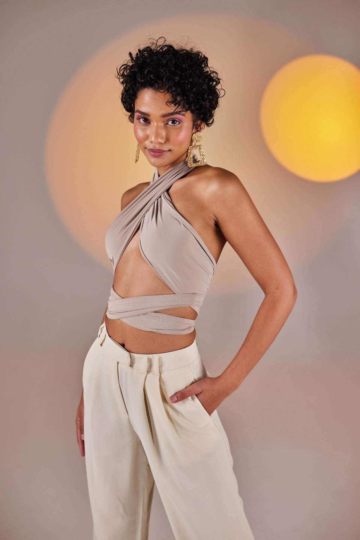 Crop Model Wrap Top Bej