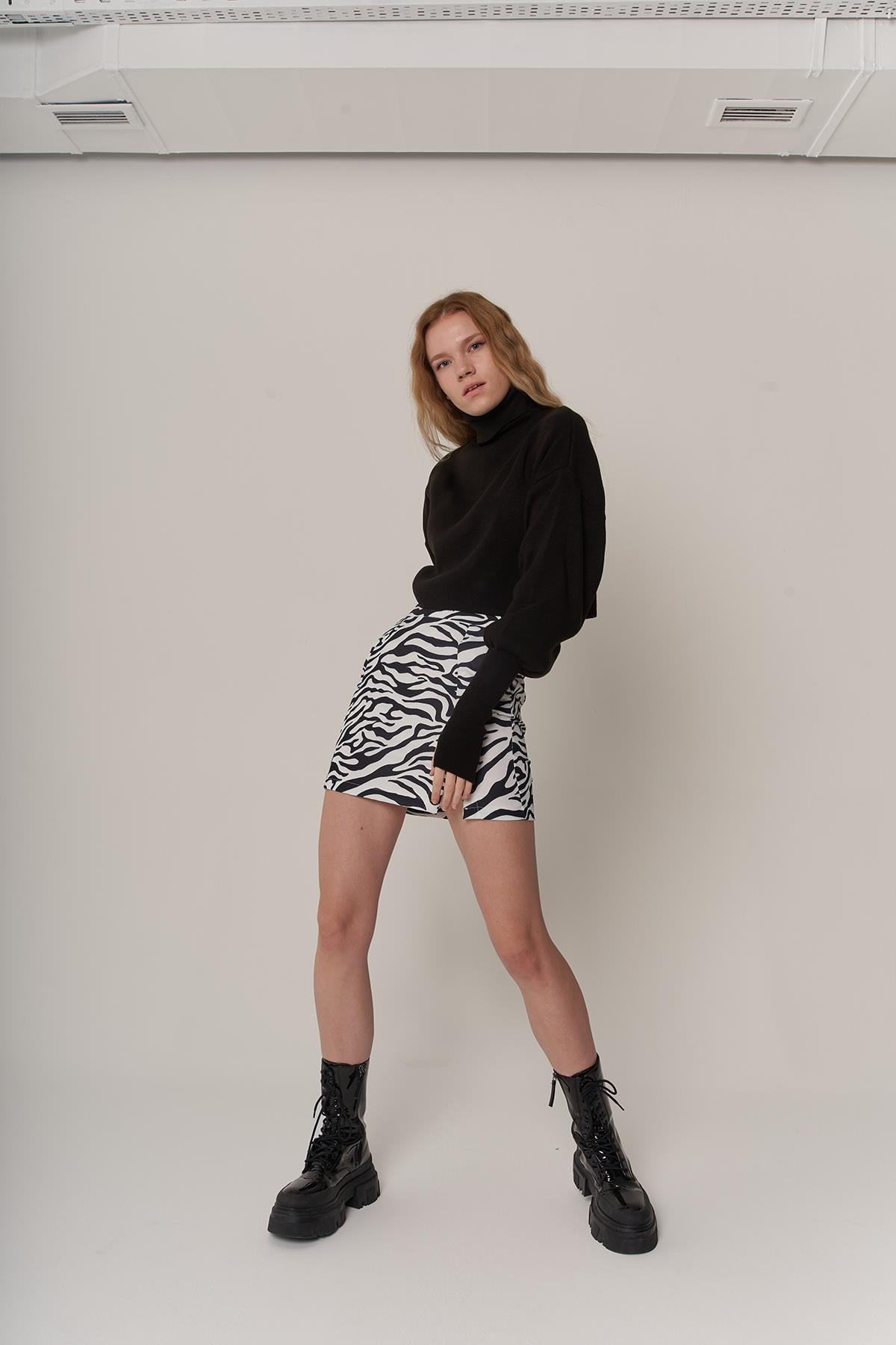 Kadın Siyah Beyaz Zebra Desen Mini Boy Yırtmaçlı Fermuar Kapamalı Astarlı Marvin Etek
