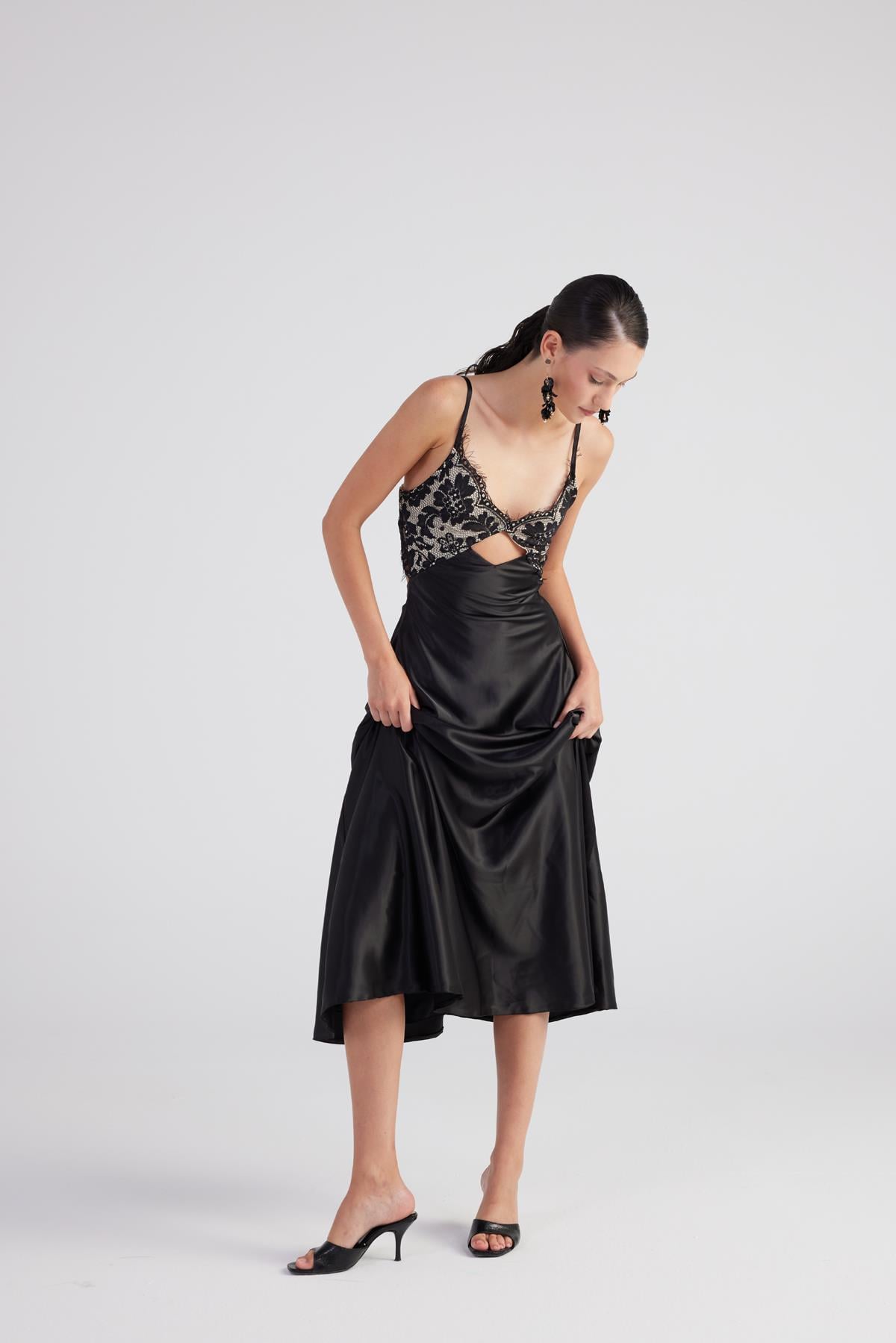 Dantel Detaylı Sırt Dekolteli Uzun Saten Thaliia Elbise Siyah