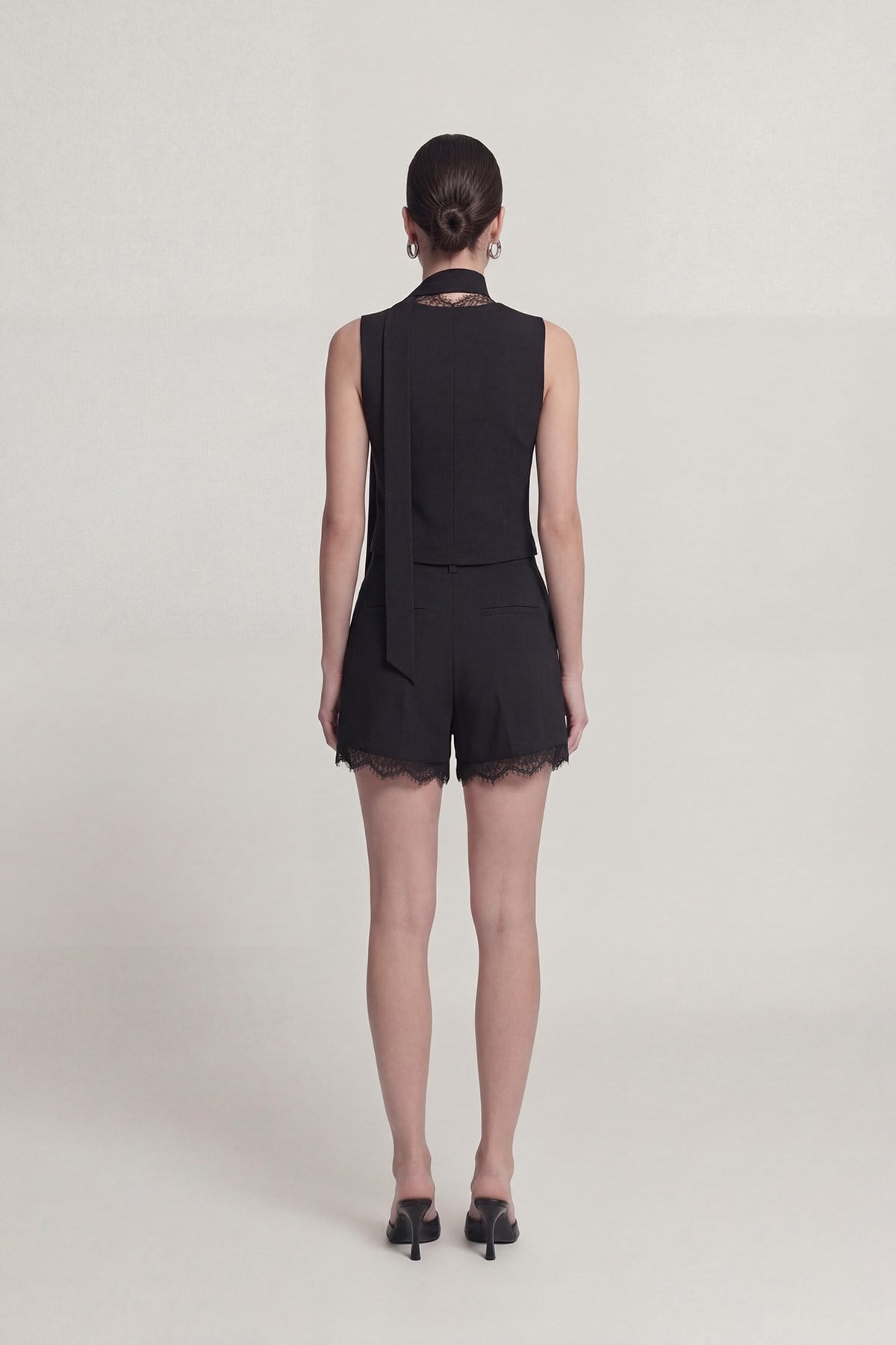 Yüksek Bel Pilili Dantelli Nina Şort Siyah