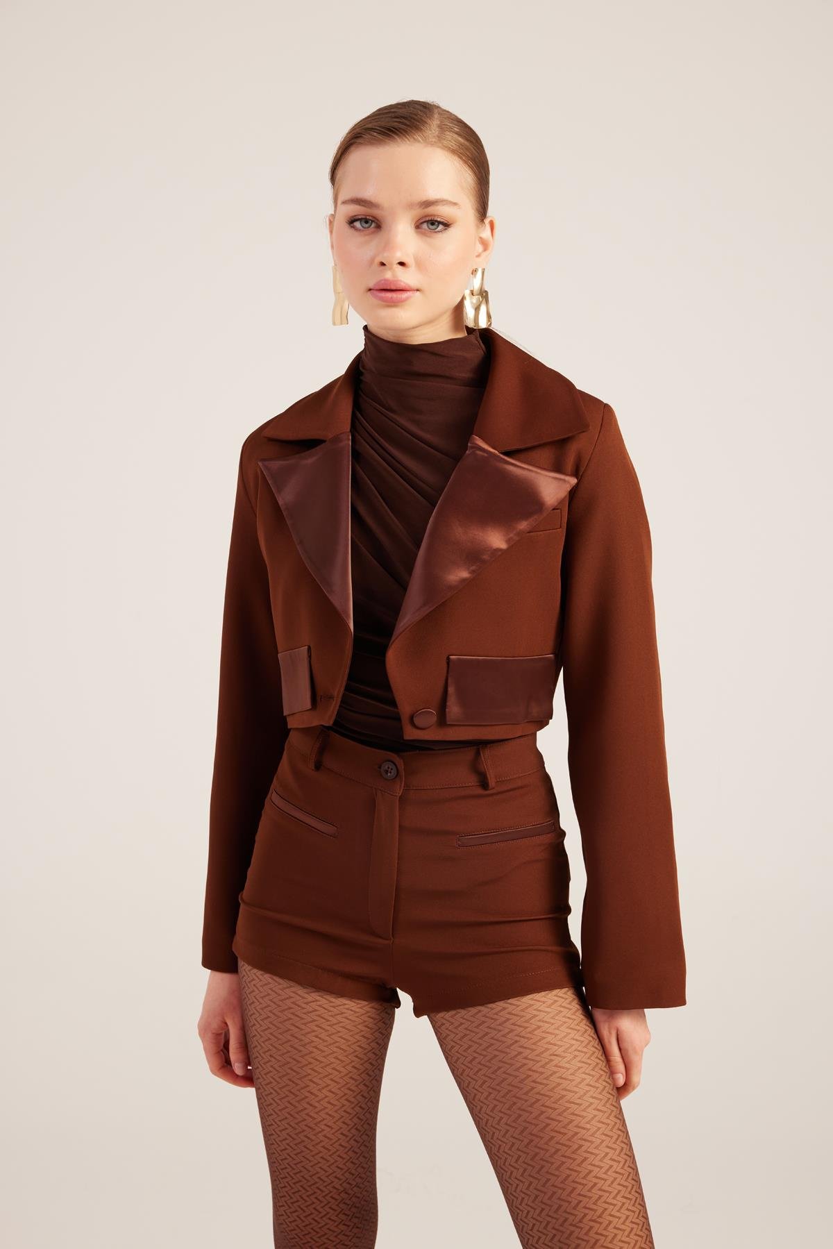 Yakası Saten Detaylı Camila Crop Blazer Ceket Kahve