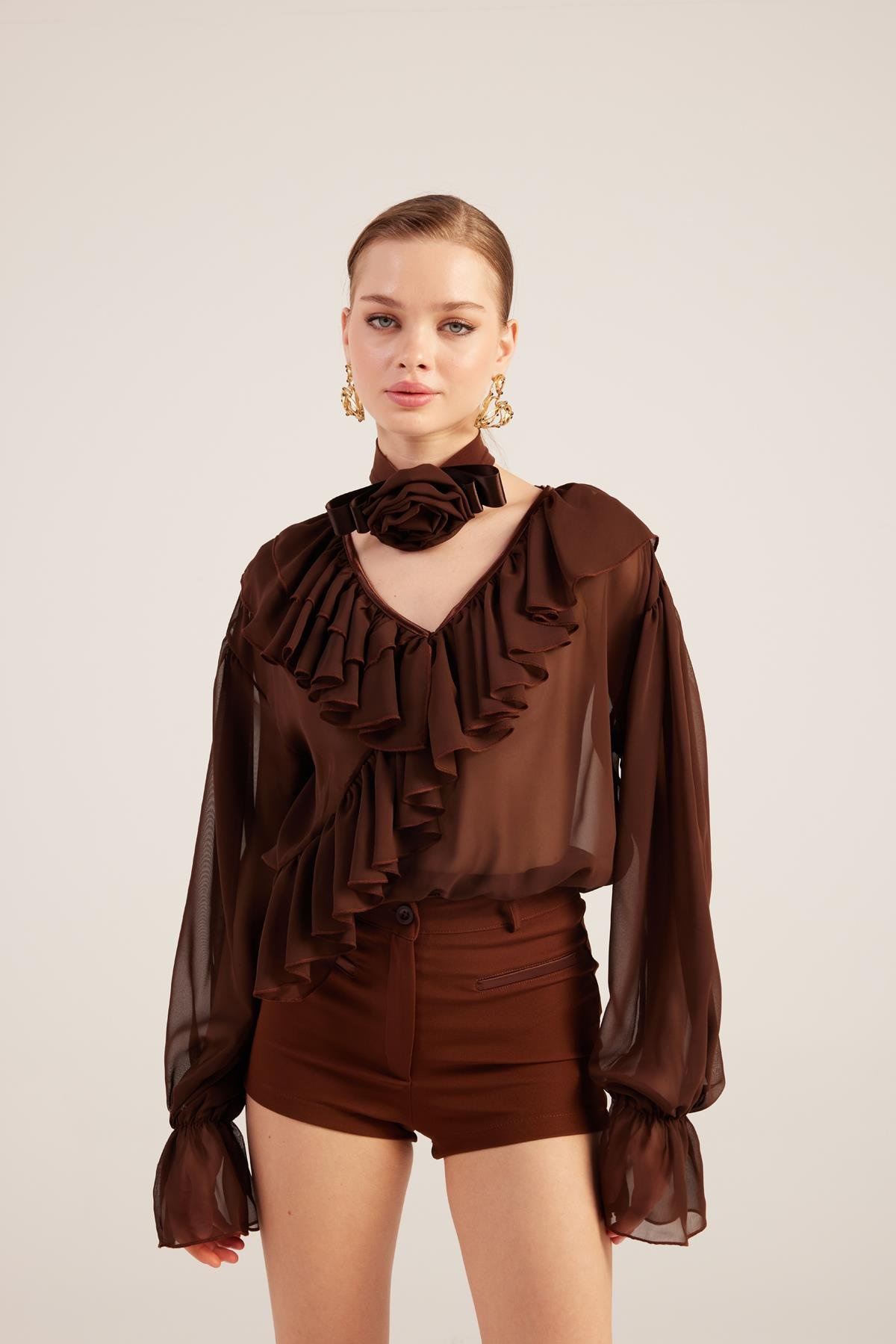 Fırfırlı Güllü Choker Aksesuarlı Şifon Sassy Gömlek Kahve 
