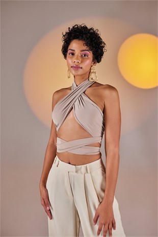 Crop Model Wrap Top Bej