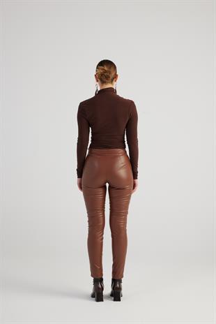 Vegan Deri Kuşgözü Detaylı Likralı Gina Deri Pantolon Kahve