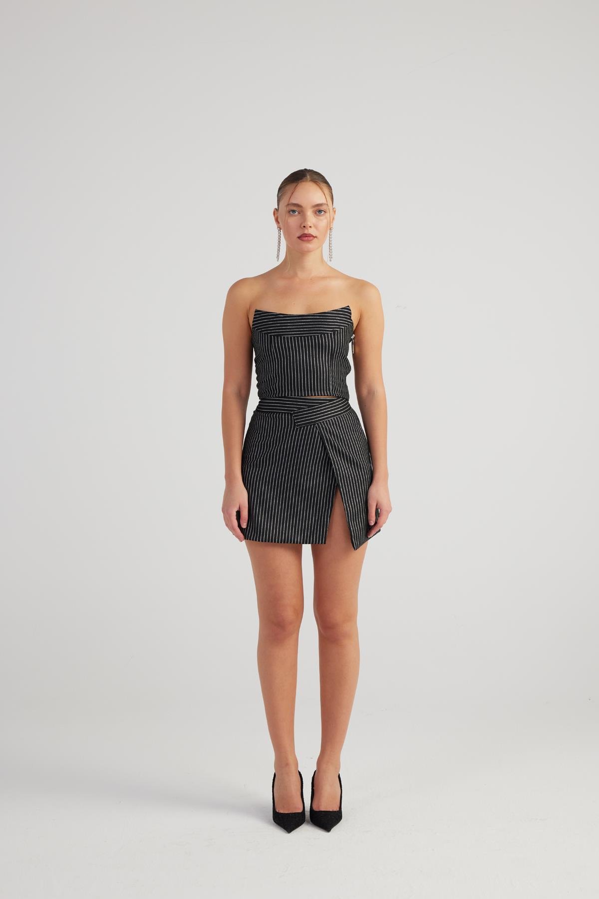 Yırtmaçlı Asimetrik Bel Simli Çizgili Eden Mini Etek Siyah