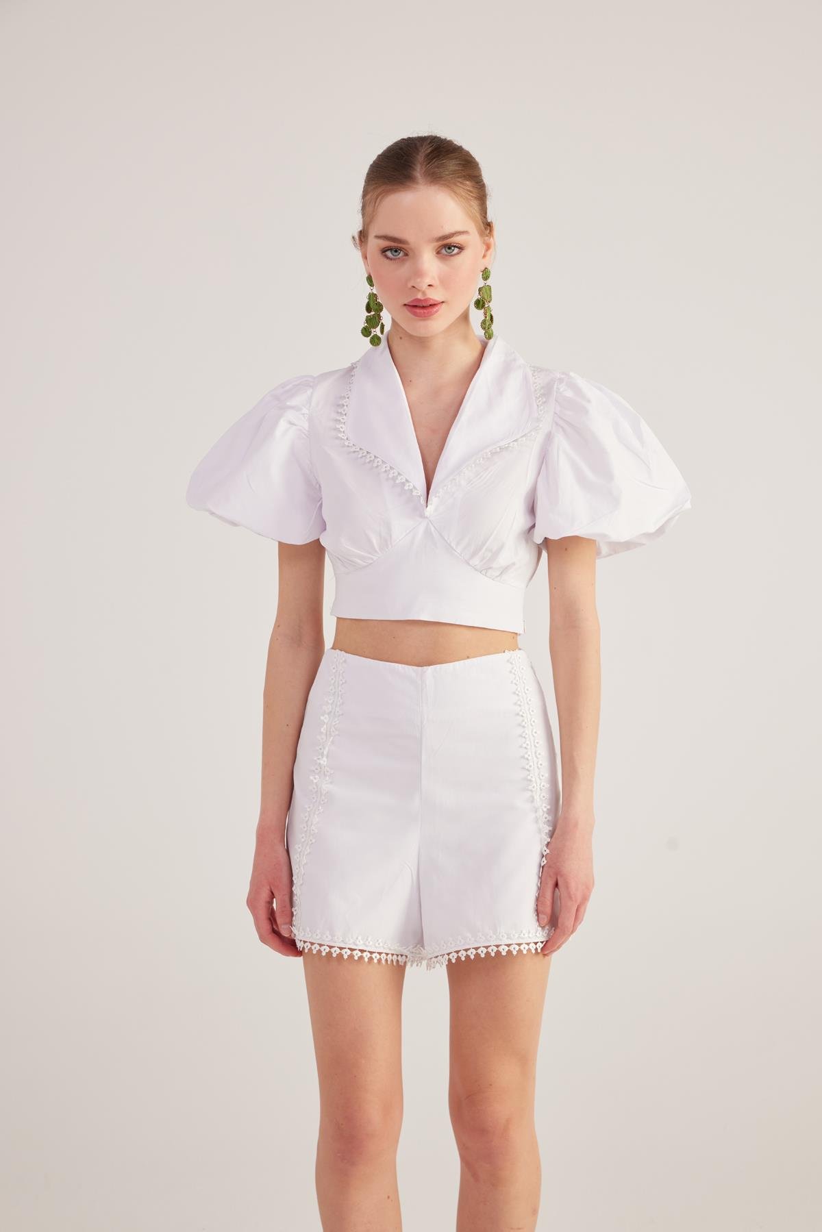 Brode Detaylı, Balon Kollu, Kuşaklı Fairy Gömlek Beyaz