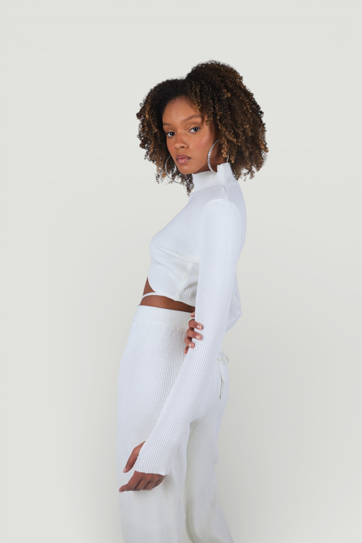 Balıkçı Yaka Crop Model Parmak Geçirmeli Feels Kazak Ekru