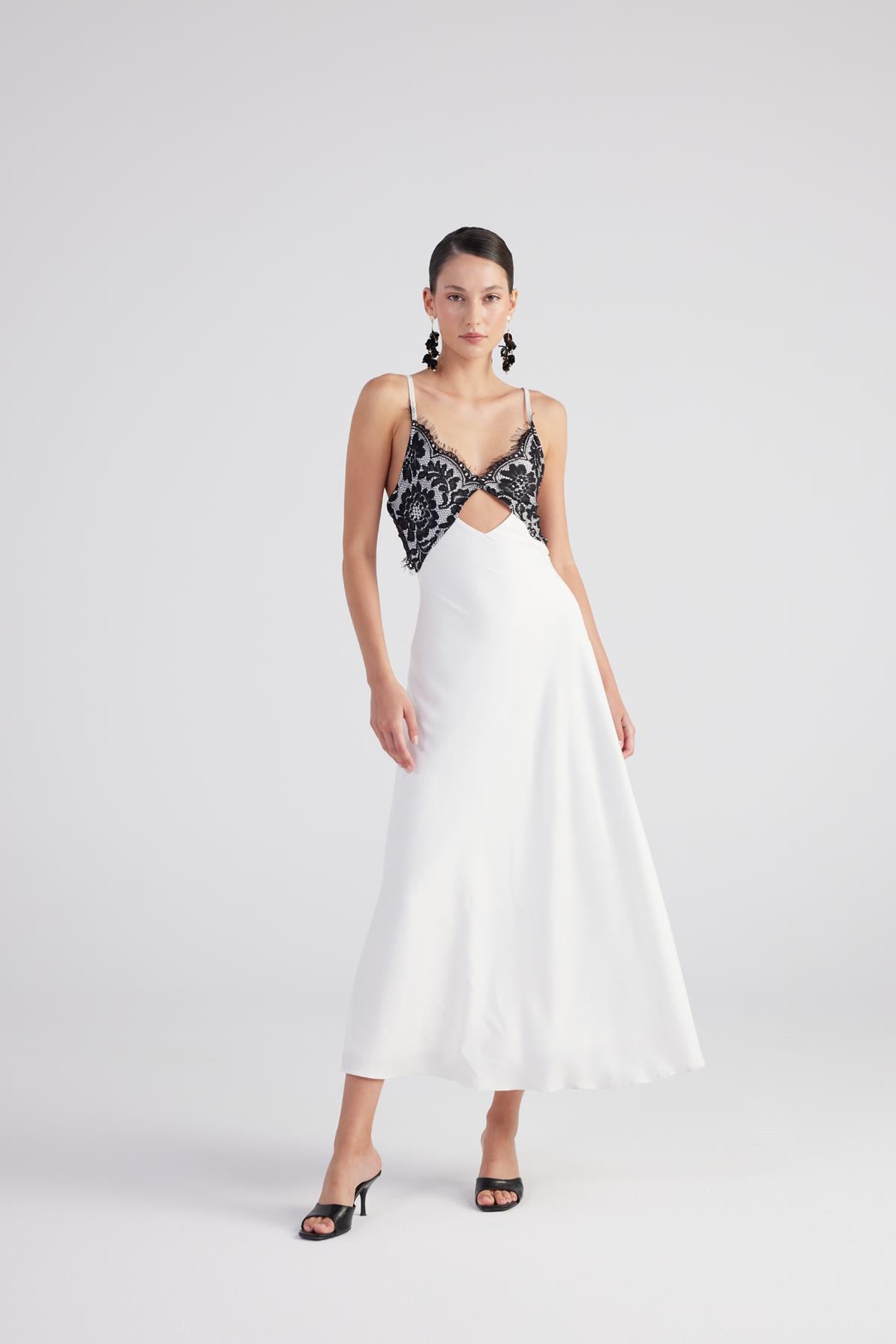 Dantel Detaylı Sırt Dekolteli Uzun Saten Thaliia Elbise Beyaz