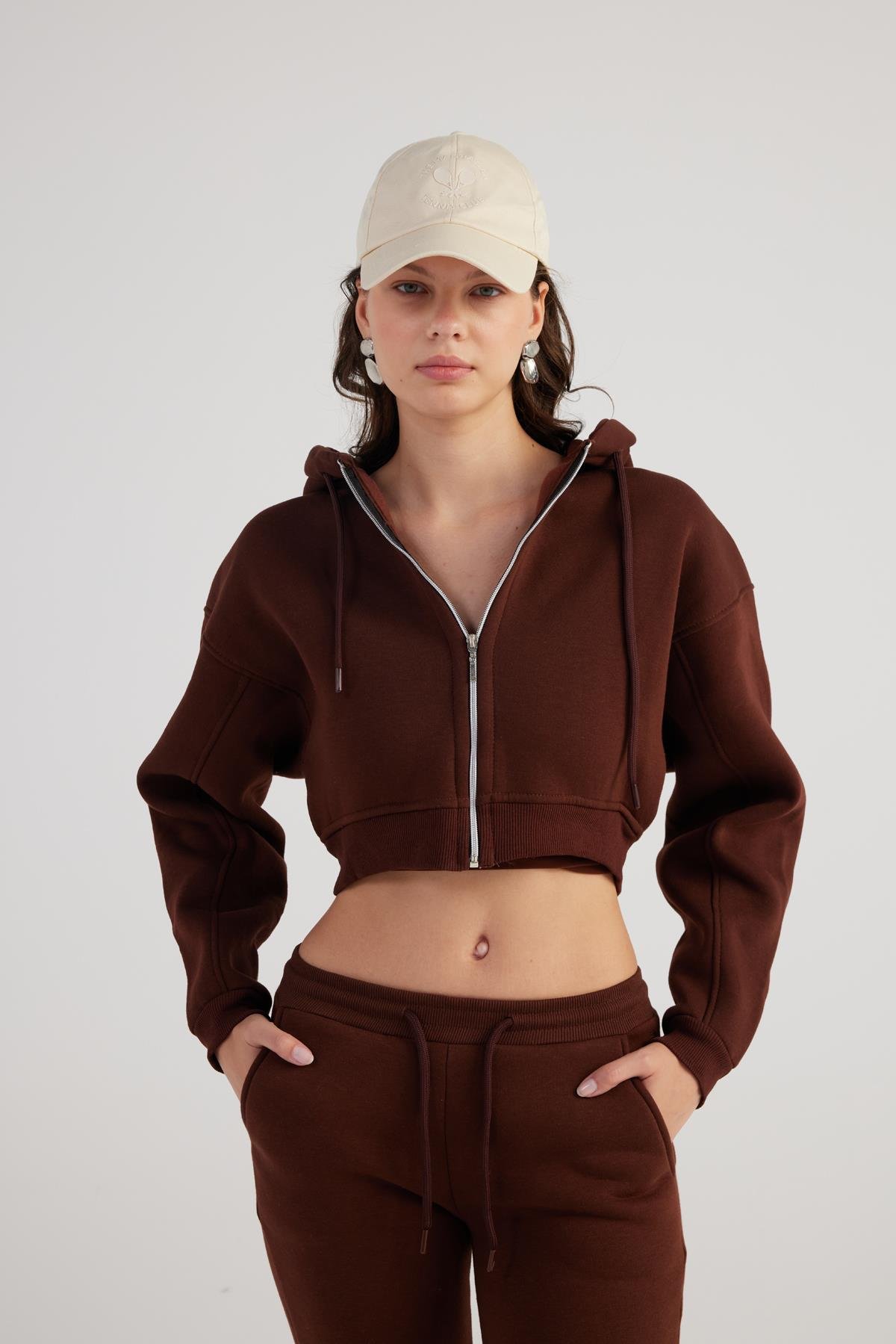 Kadın Kahverengi Kapüşonlu Uzun Kol Fermuarlı Crop Mixed Sweat