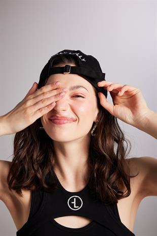 Holly Cap Hat Black