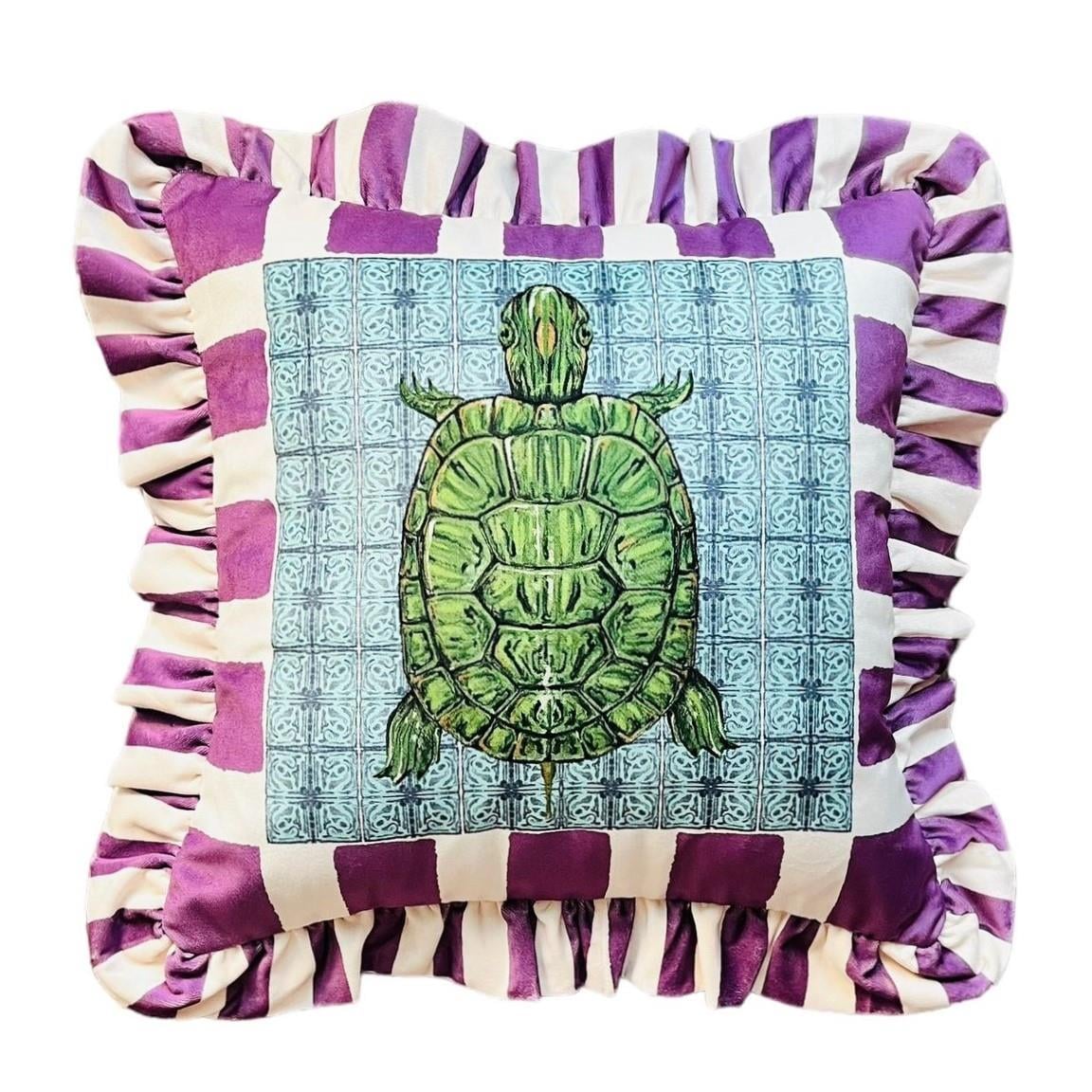Caretta Caretta Desenli Pembe Kadife Kırlent Kılıfı - Hope Serisi Özel Tasarım Fırfırlı