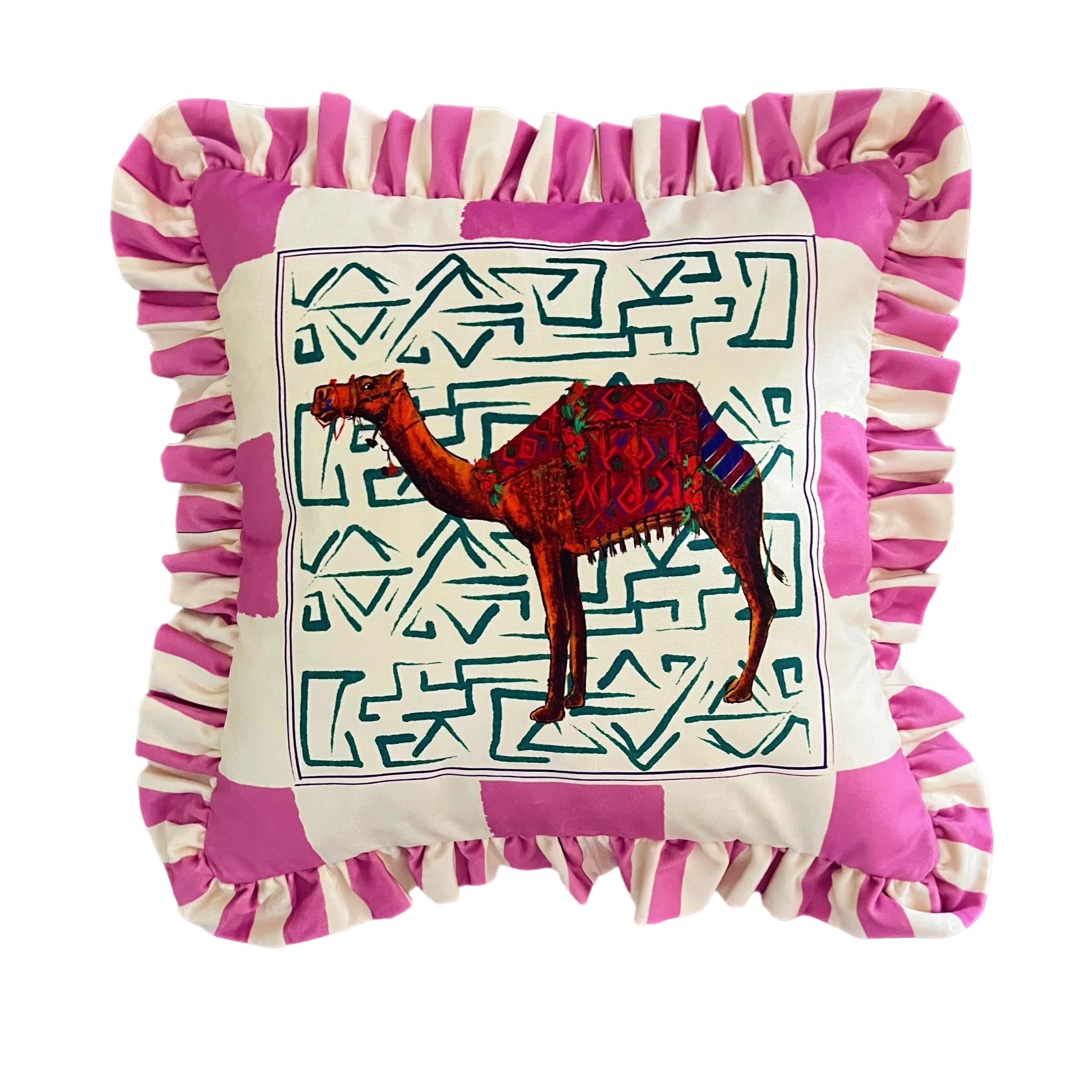 Deve Desenli Pembe Kadife Kırlent Kılıfı - Hope Serisi Özel Tasarım Fırfırlı