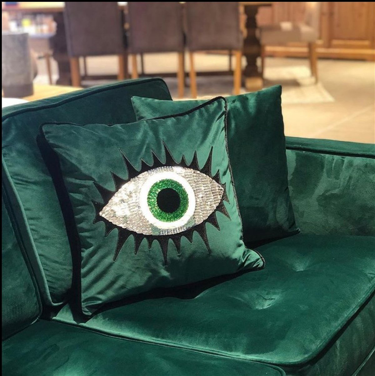 Dekoratif Kirpikli Göz Desenli Pullu Yeşil Kadife Kırlent Kılıfı