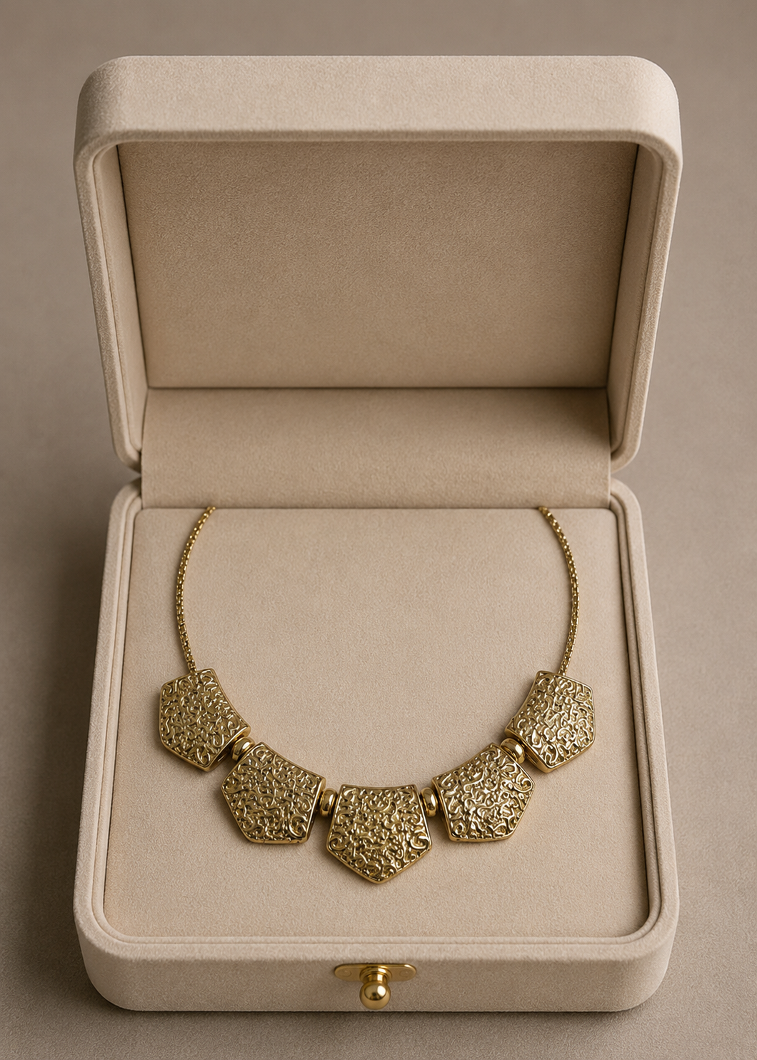 Gold Renk 5 Parçalı Kabartma Desenli Kolye