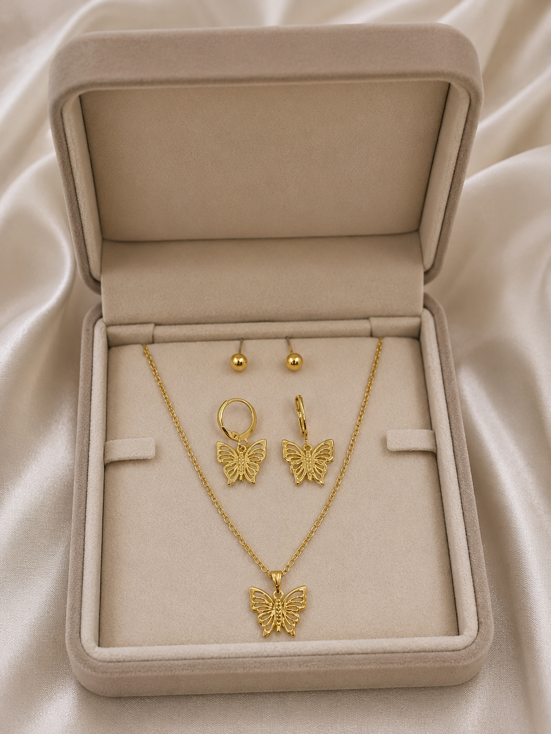 Gold Renk Kelebek Detaylı 3'lü Kolye Top Küpe Seti