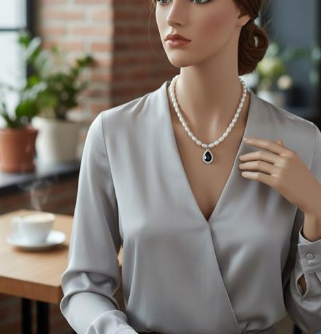 Siyah Taş Detaylı Beyaz İnci  Kolye